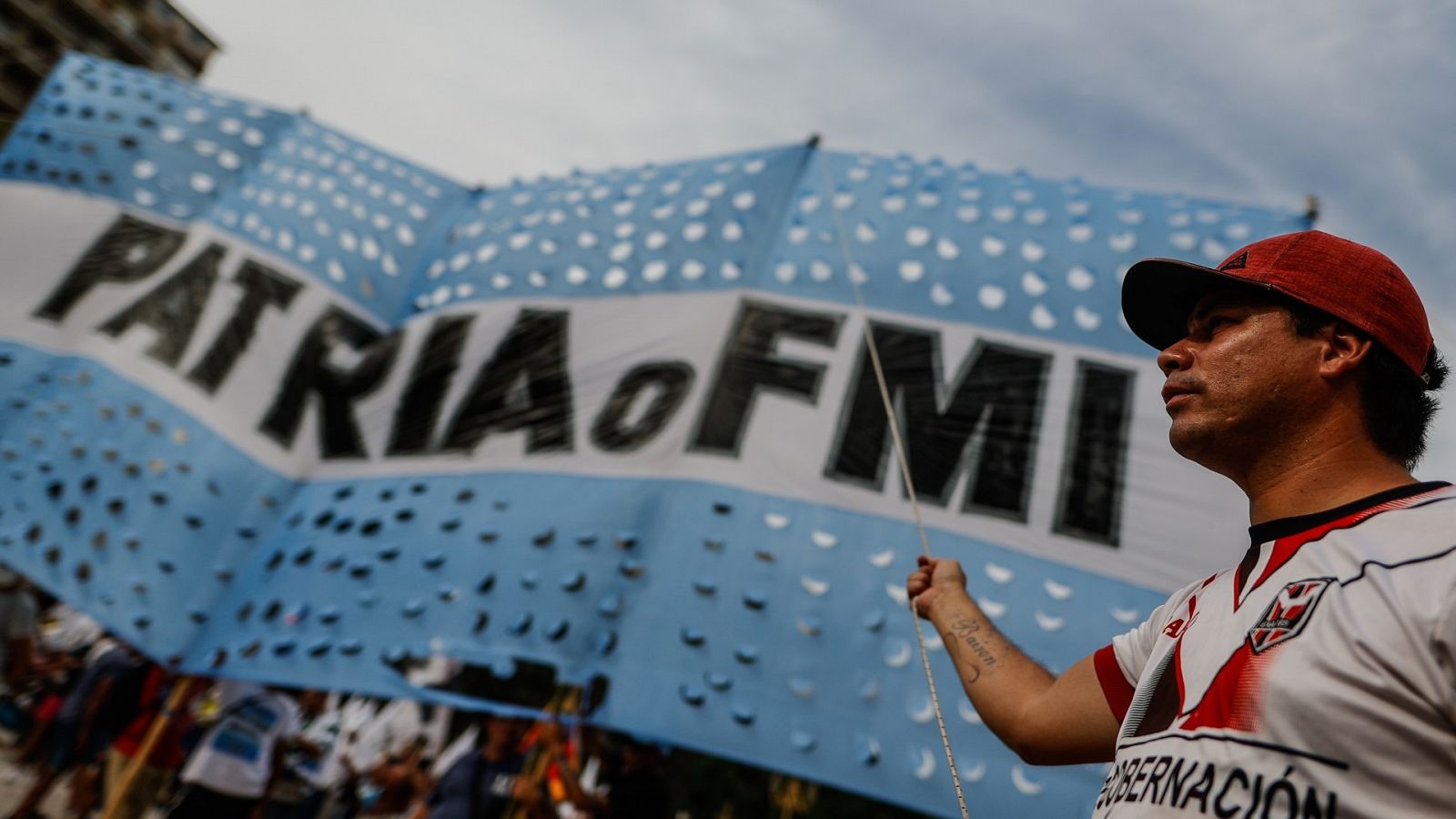 Manifestantes protestan contra el acuerdo con el FMI en Buenos Aires, Argentina