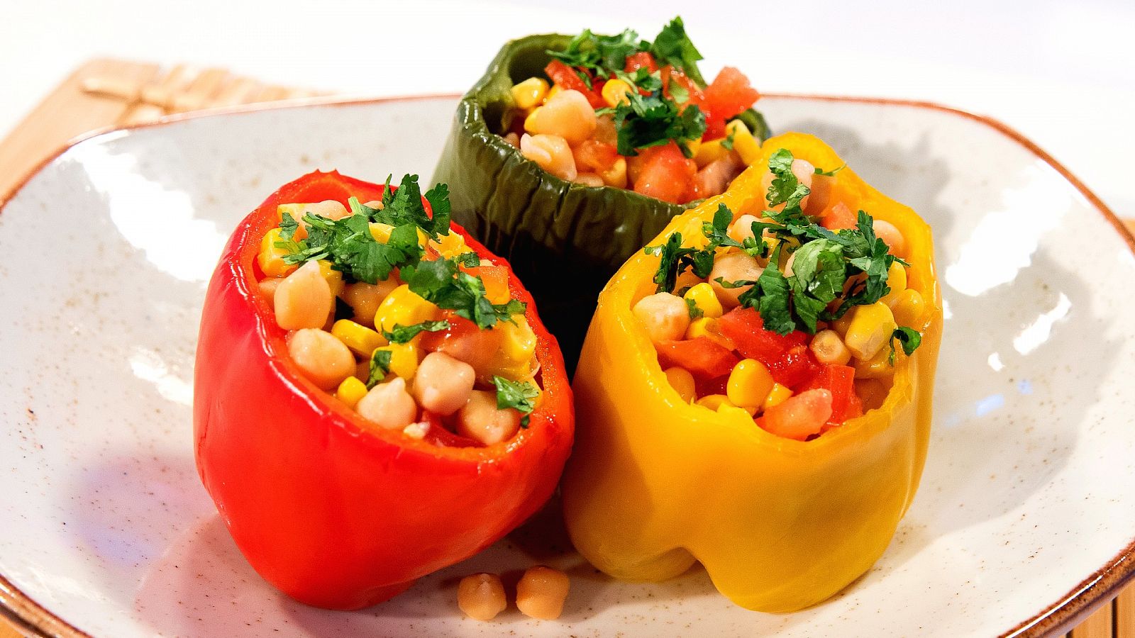 Pimientos de colores con ensalada de garbanzos