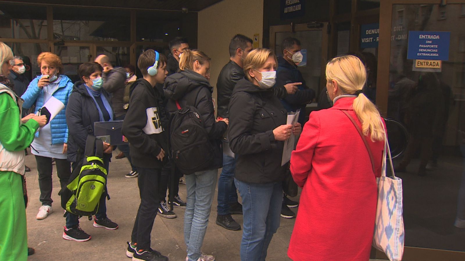 Ucraïnesos nouvinguts a les Balears fan coa a les portes de la Prefactura de la Policia.