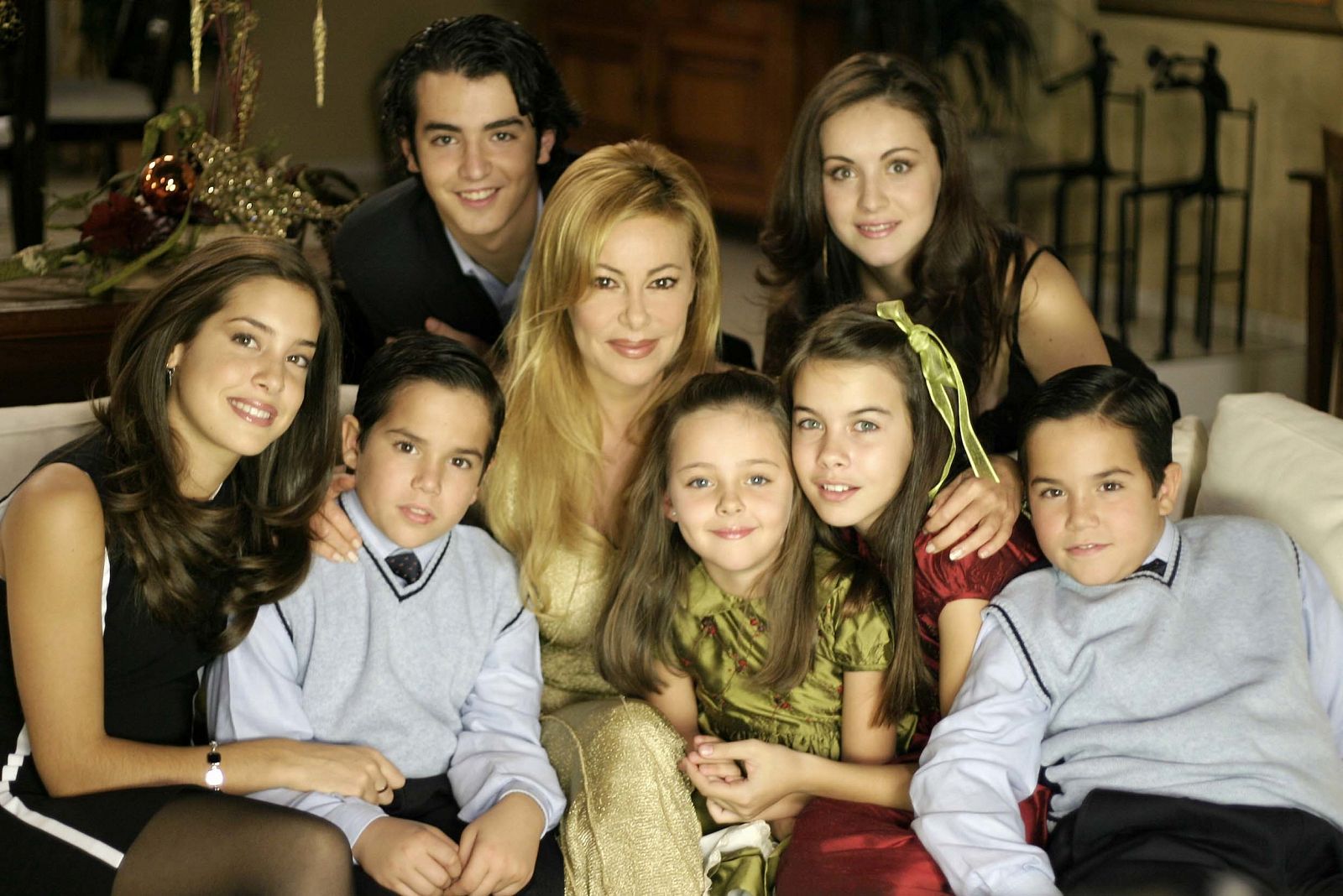 Ana Obregón con los siete niños de la serie Ana y los siete