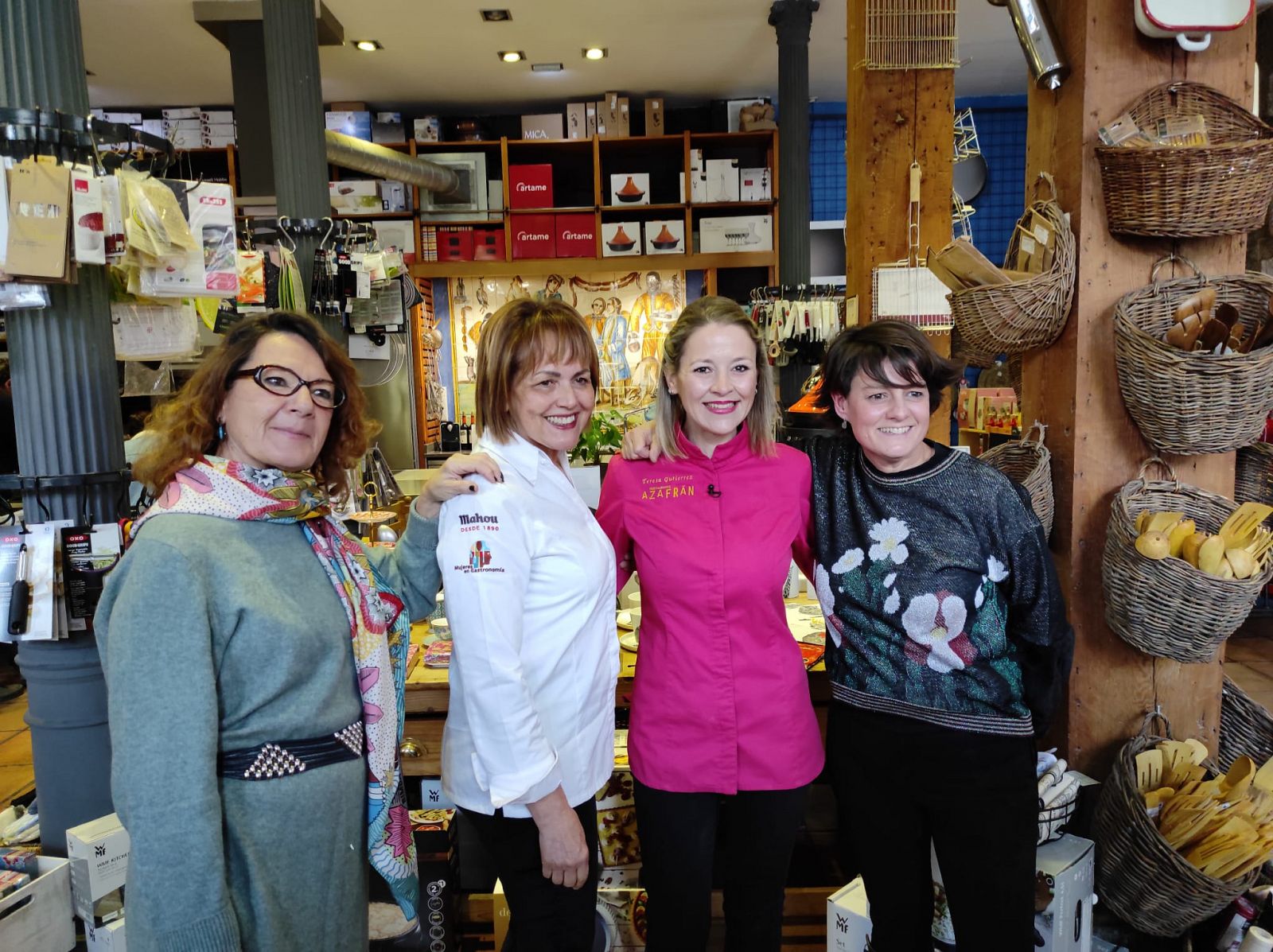 Ana Lorente, Maria José San Román , Teresa Gutiérrez y Sara  Cucala en el tienda de utensilios de cocina "Alambique" ( Madrid)