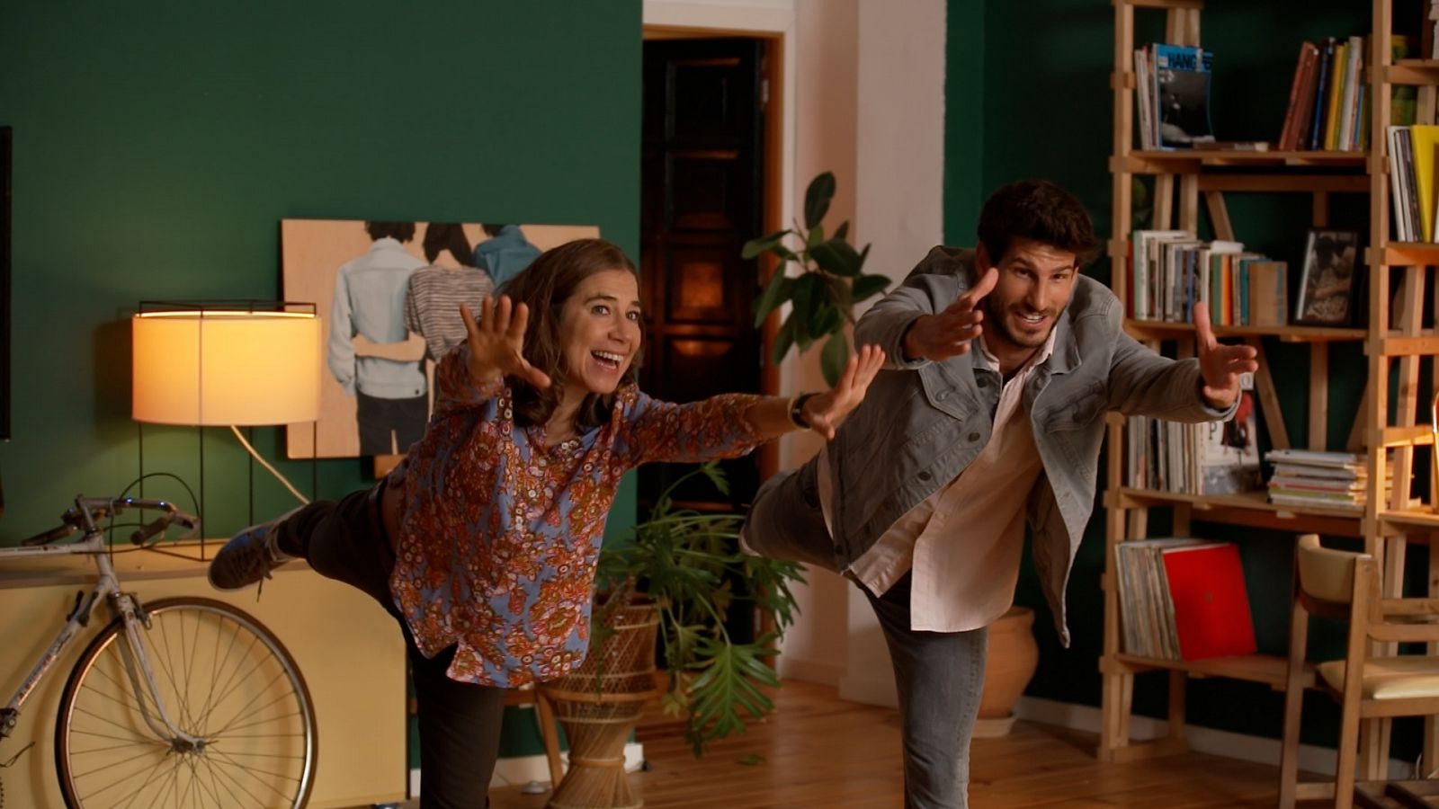  Ada Parellada i Cesc Escolà vestits de carrer fent una postura de Pilates
