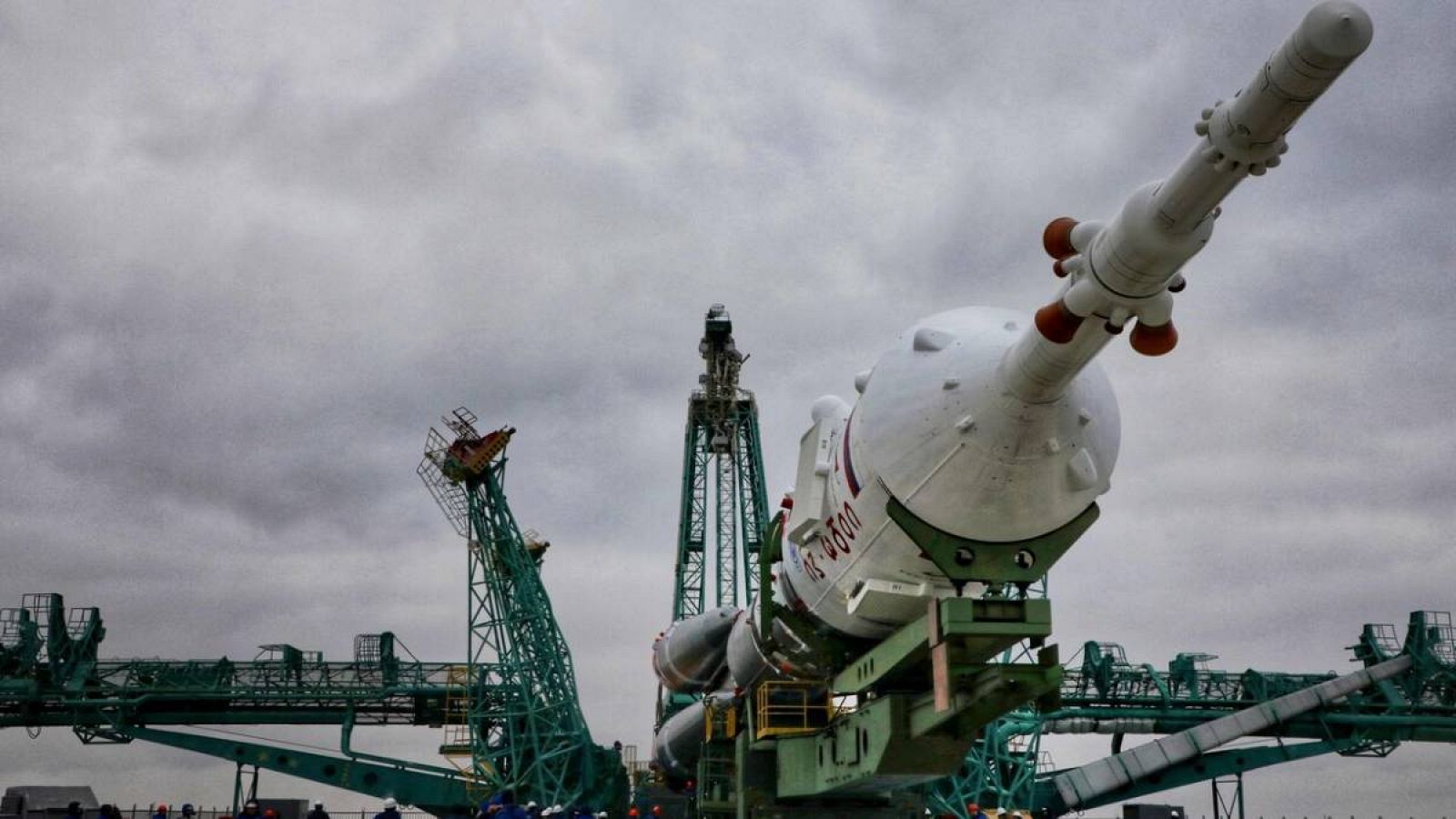 El cohete propulsor Soyuz-2.1a con la nave espacial Soyuz MS-21 se eleva a la plataforma de lanzamiento en el cosmódromo de Baikonur alquilado por Rusia en Kazajstán el 15 de marzo de 2022.