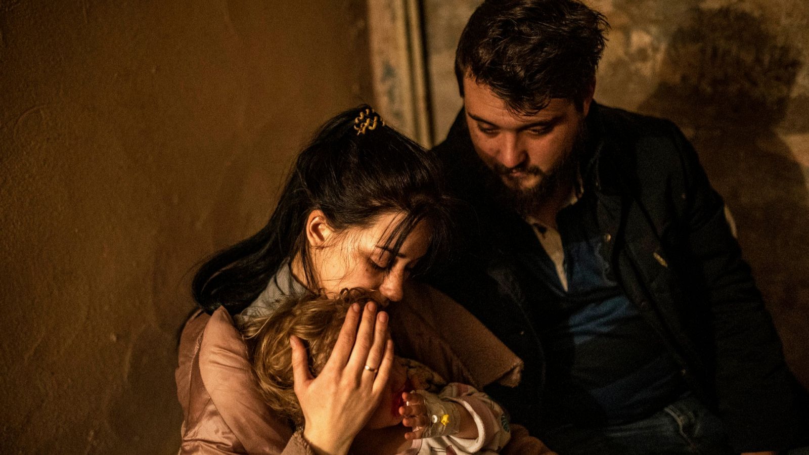 Nikita,28, y Vika ,21, acuden al refugio del Hospital Infantil con su hija Uliana al sonar las sirenas