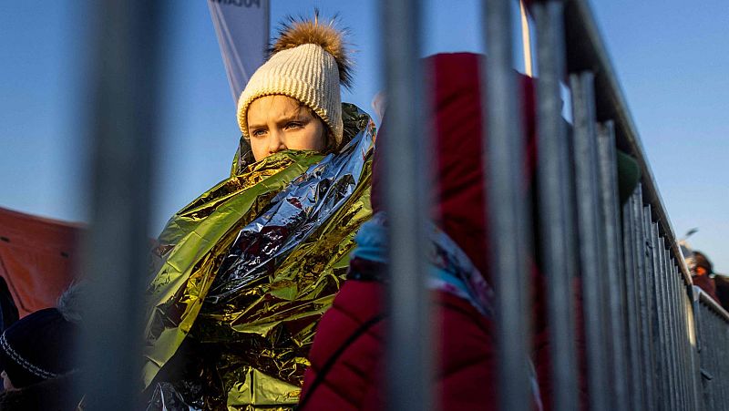 Una niña refugiada ucraniana espera para subir a un autobús en Medyka, en Polonia