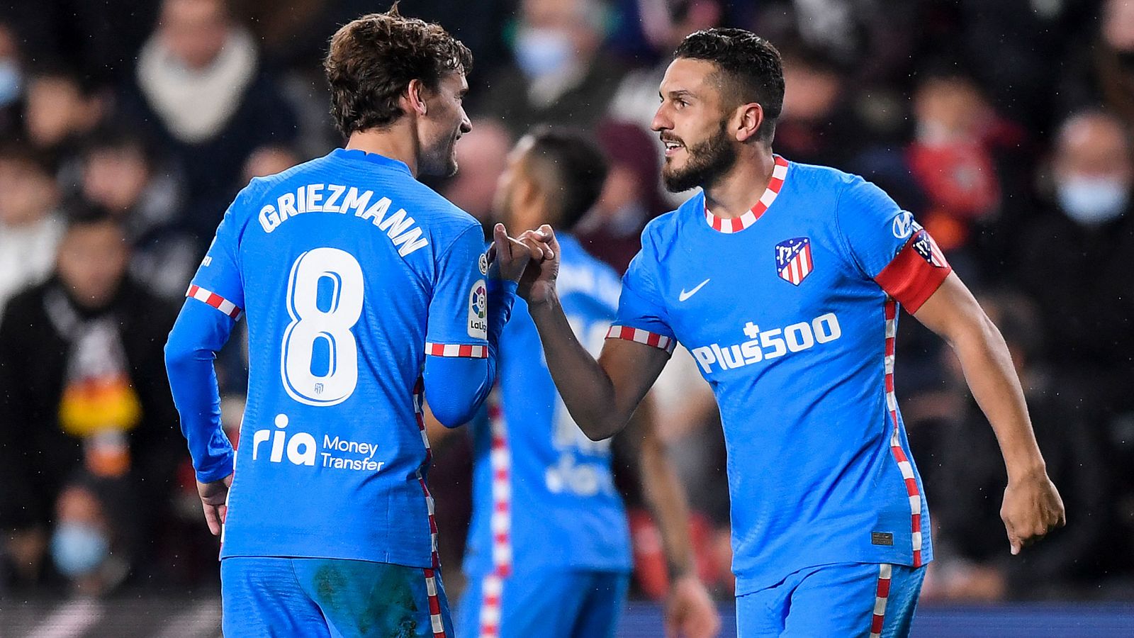 Koke celebra su gol en Vallecas con Griezmann.