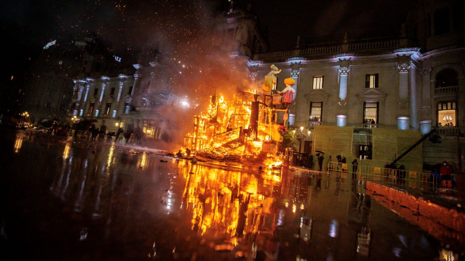 La lluvia enfría la Cremà de unas Fallas que ansiaban volver a la normalidad
