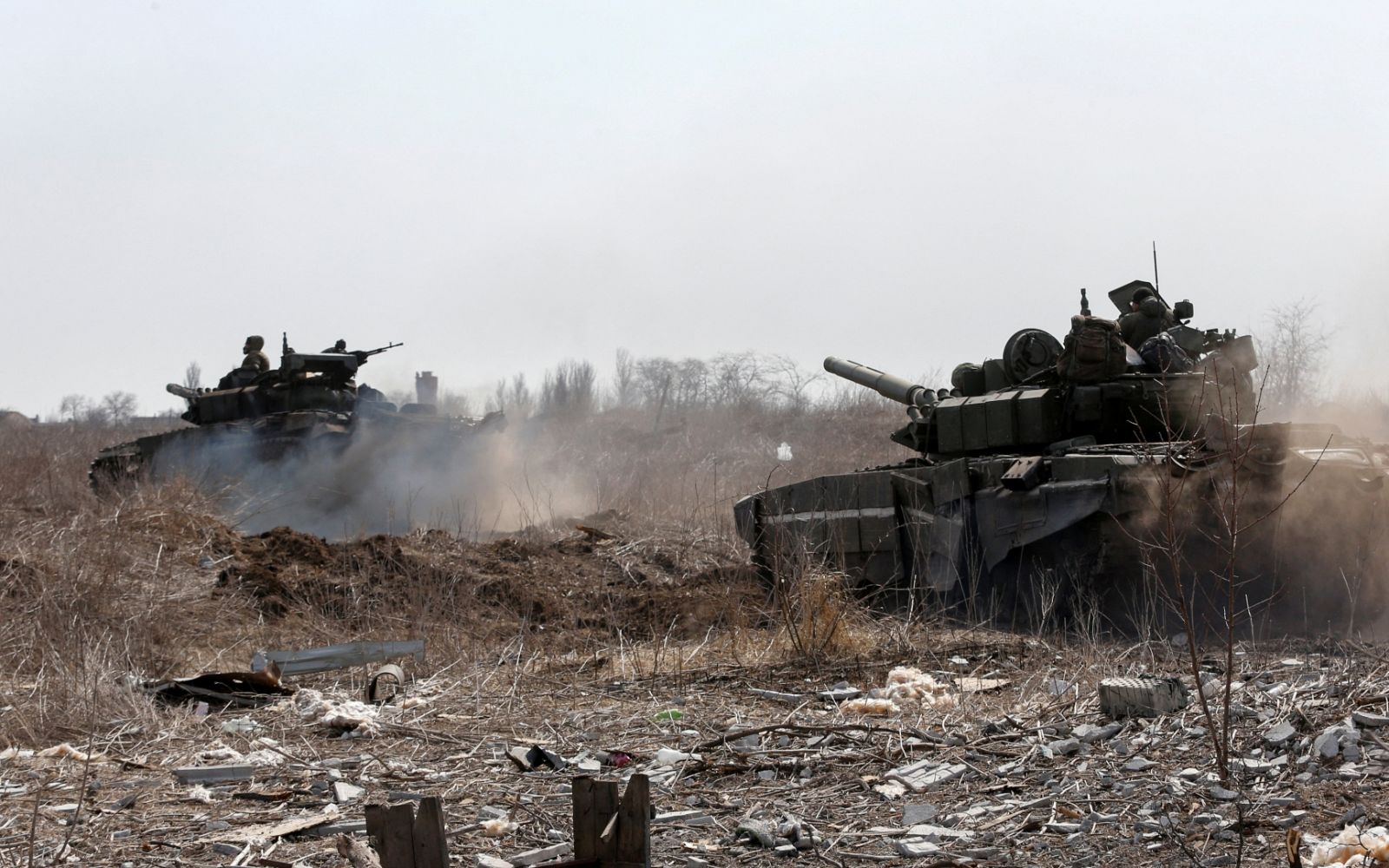 Tanques durante el conflicto entre Ucrania y Rusia en las afueras de Mariúpol. 