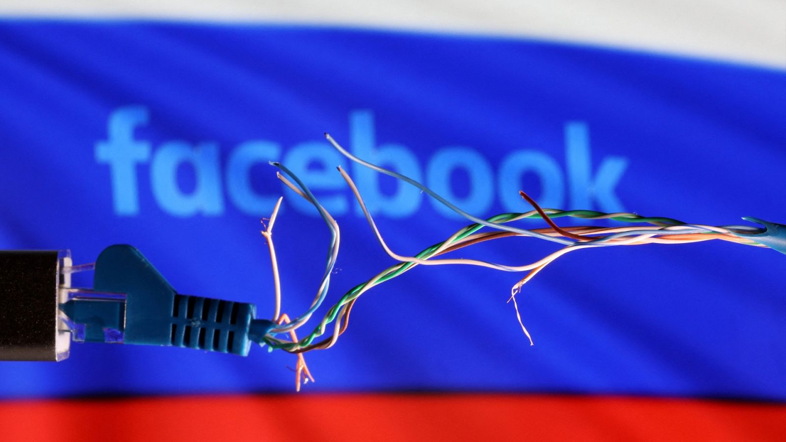 Logotipo de Facebook con la bandera rusas de fondo