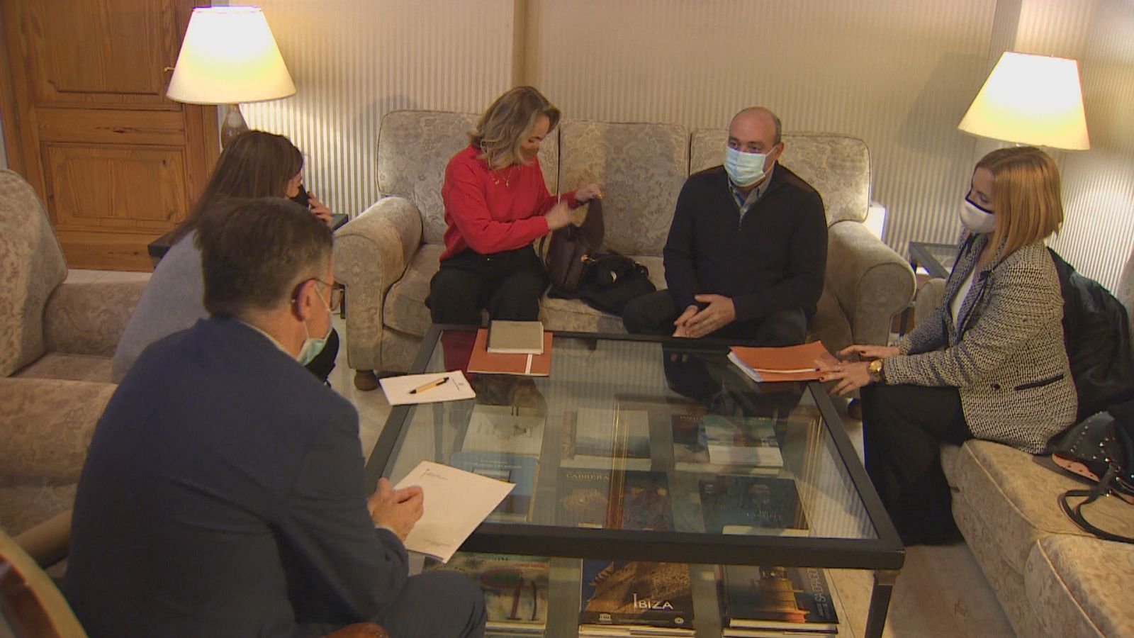  La presidenta del Govern, Francina Armengol, junt amb el Conseller d'Habitatge i Mobilitat, Josep Marí, reunida al Consolat de Mar amb representants de l'Associació de Constructors de les Illes Balears