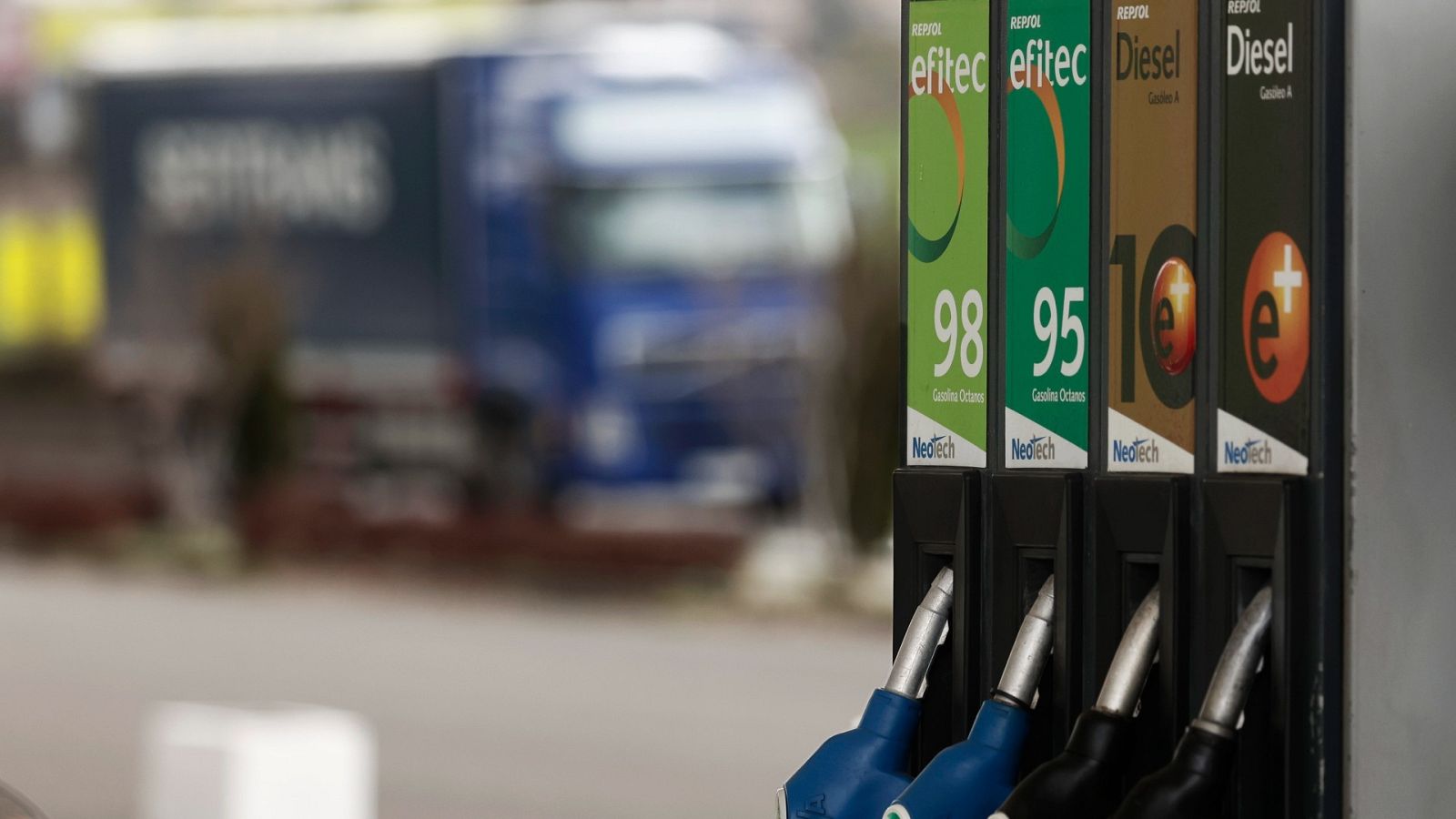 Imagen de una estación de servicio al paso de un camión de mercancías