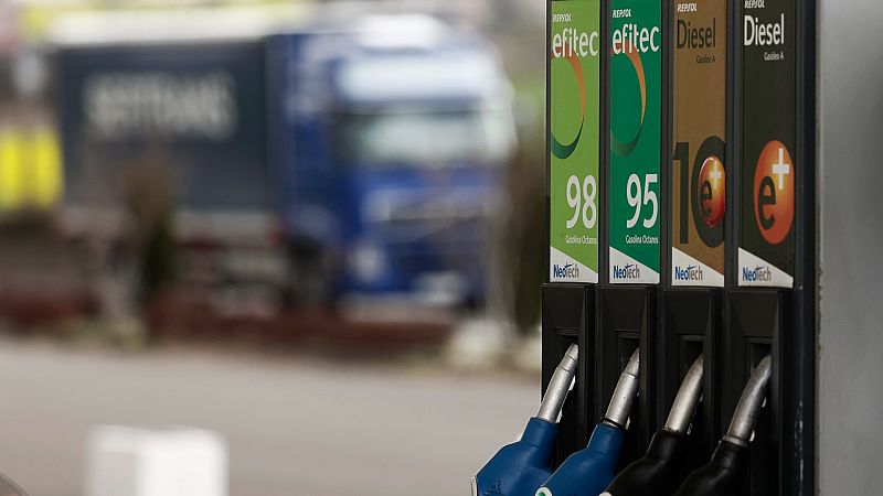 Imagen de una estación de servicio al paso de un camión de mercancías