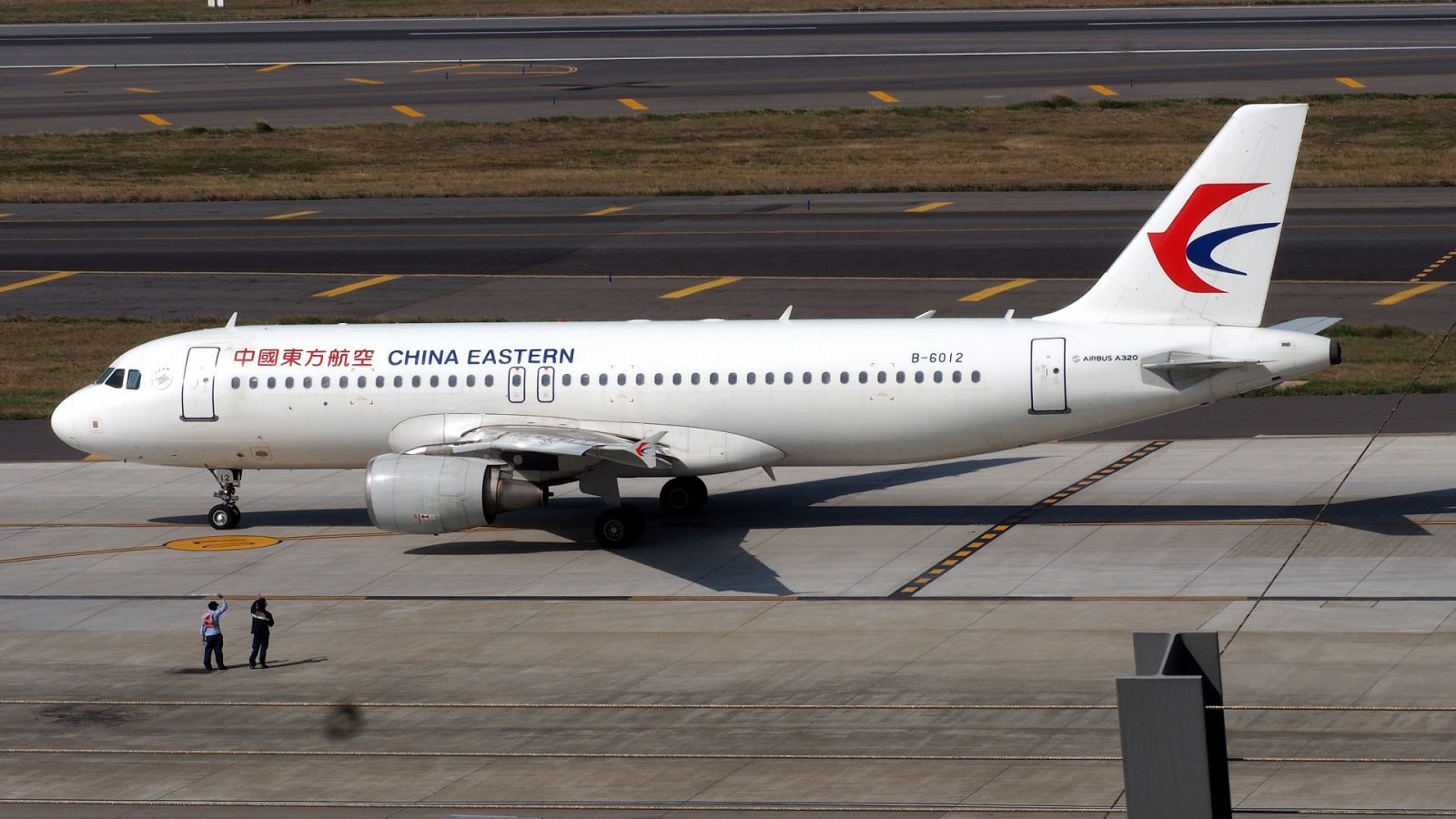 Un Airbus A320 de China Eastern Airlines en el Aeropuerto Internacional de Taoyuan, Taiwán