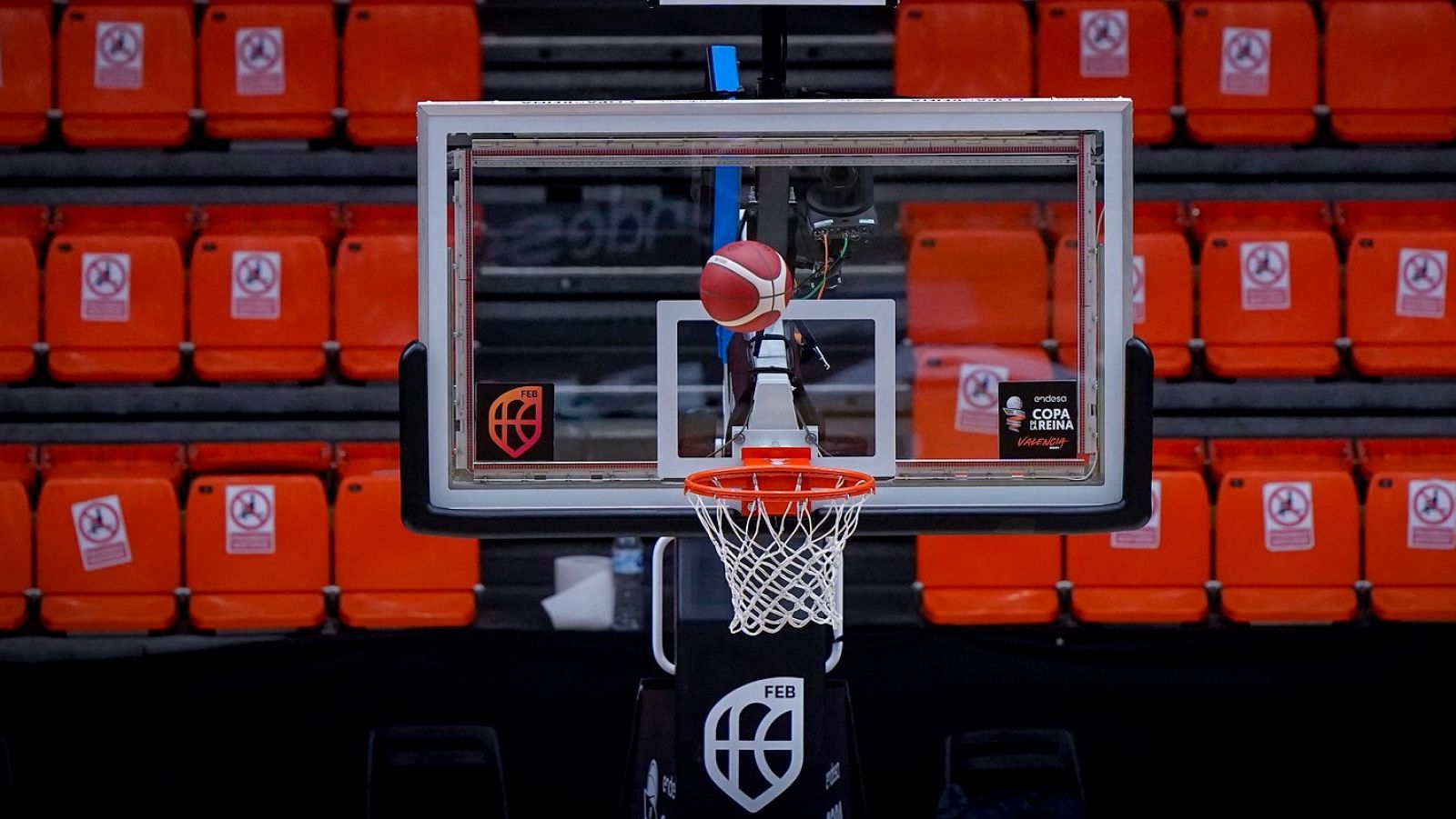 Imagen de una canasta del Pabellón Fuente de San Luis de Valencia, sede de la Copa de la Reina de baloncesto.