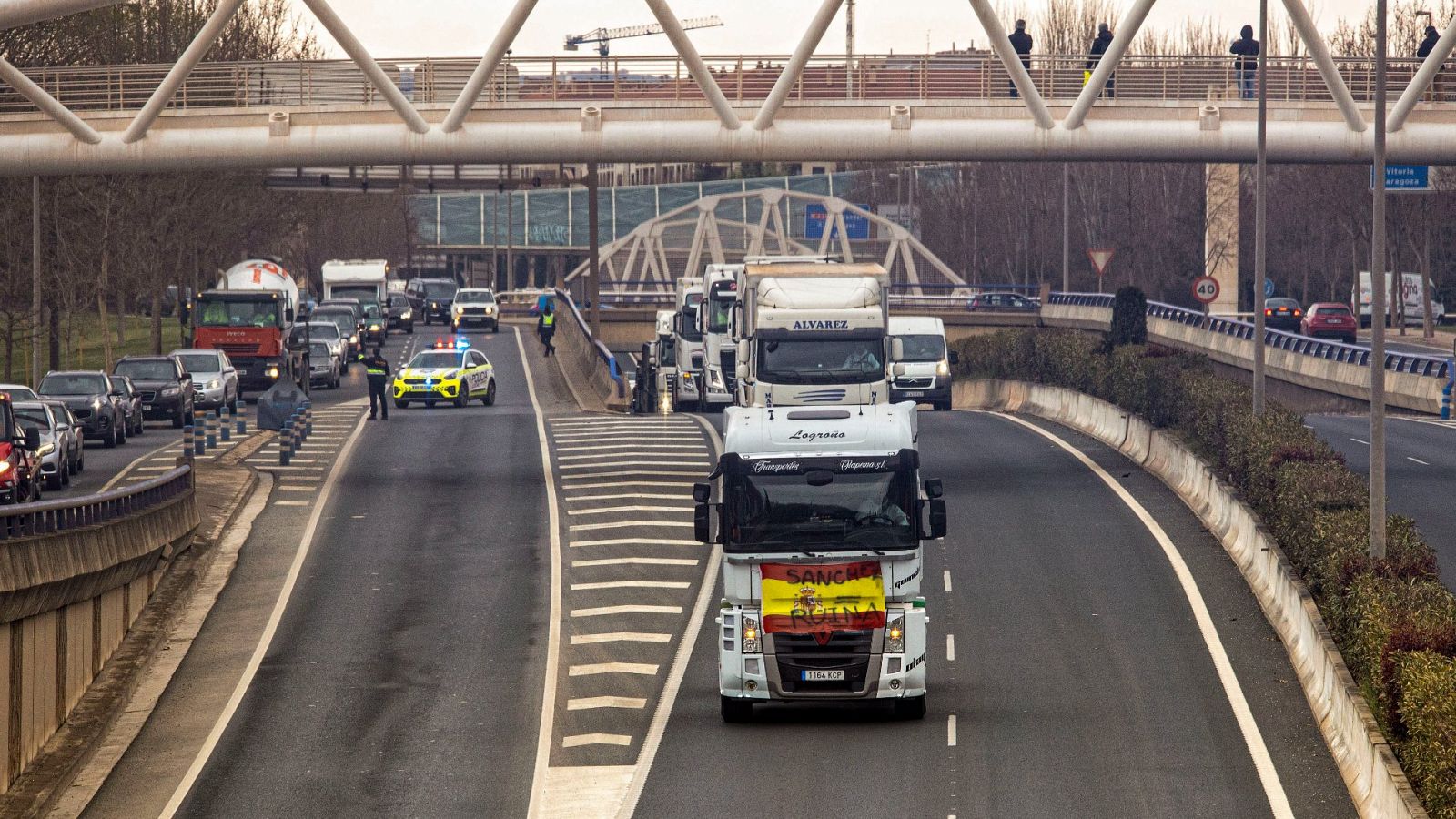 Transportistas en la circunvalación de Logroño se manifiestan por la subida de los carburantes