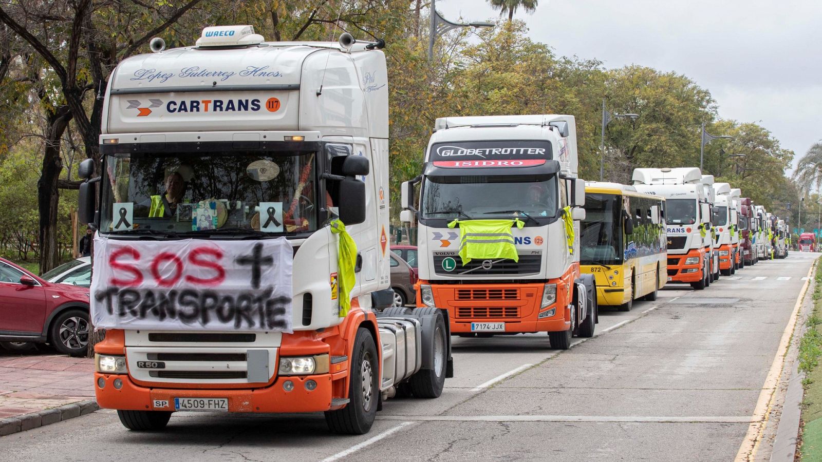 Cientos de camiones se manifiestan en Murcia contra la subida del precio de los combustibles