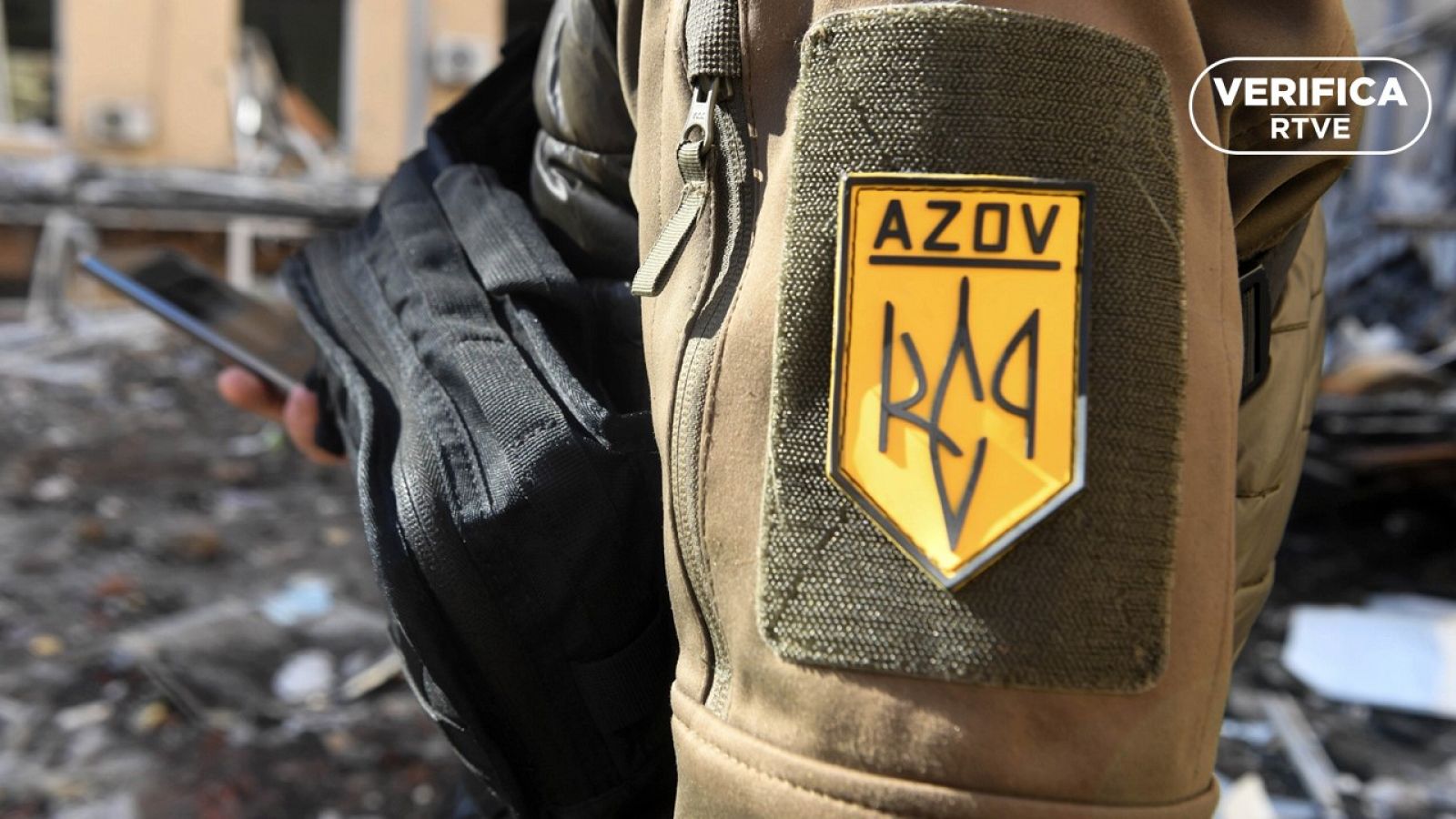 Imagen de un soldado del Batallón Azov en Jarkov, con el sello blanco de VerificaRTVE