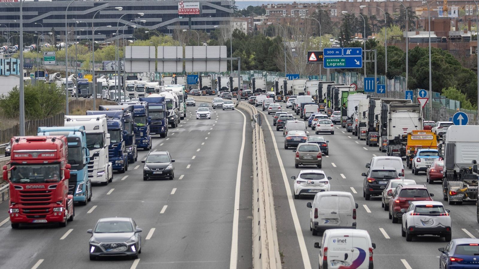 Marcha lenta protagonizada por los camioneros desde el estadio Wanda Metropolitano de Madrid