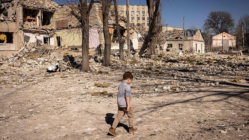 Un niño pasa delante de una escuela destrozada por los bombardeos en la ciudad de Yitomir, este miércoles.