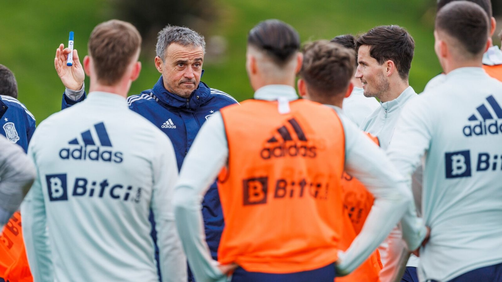 Luis Enrique dirige un entrenamiento de la selección española.