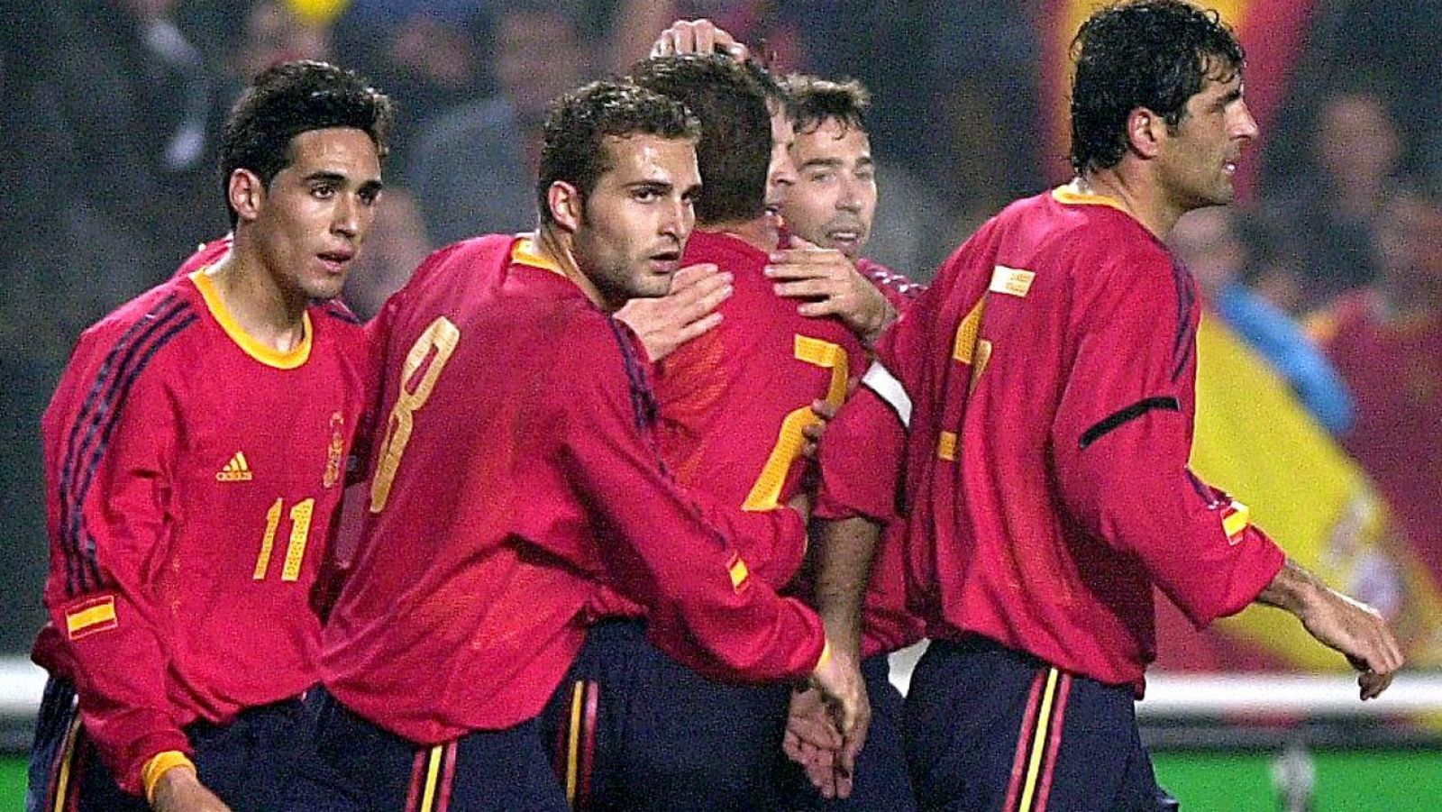 Los jugadores de la selección española celebran un gol contra Portugal en 2002 en Montjuic.