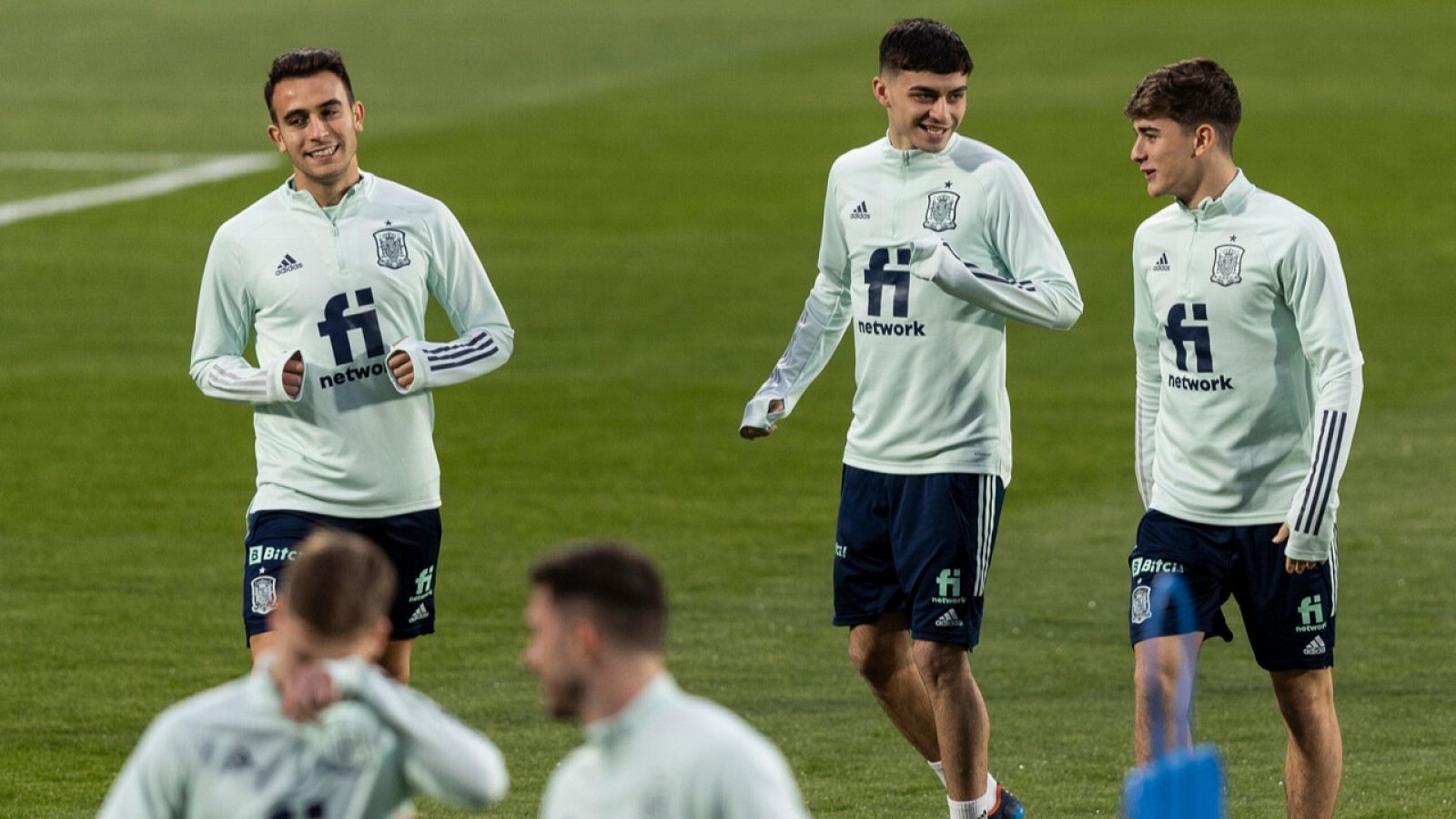 Eric García, Pedri y Gavi, en el entrenamiento de la selección española.