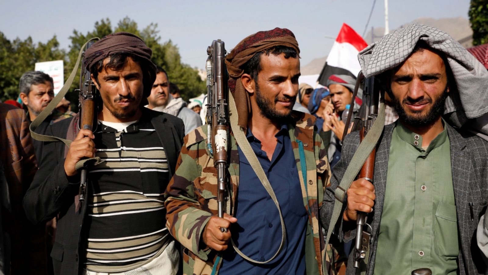 Partidarios de los rebeldes hutíes participando en una manifestación en Saná con motivo del séptimo aniversario del inicio de la guerra en Yemen.