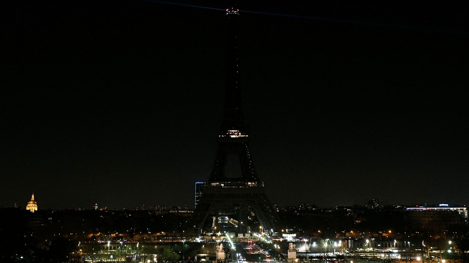 La Torre Eiffel de París se queda a oscuras durante la Hora del Planeta