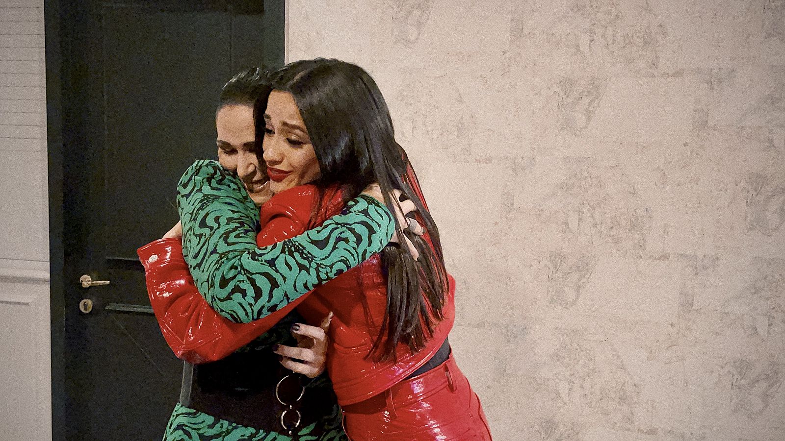 Rosa López y Chanel se funden en un cálido abrazo tras verse por primera vez en persona