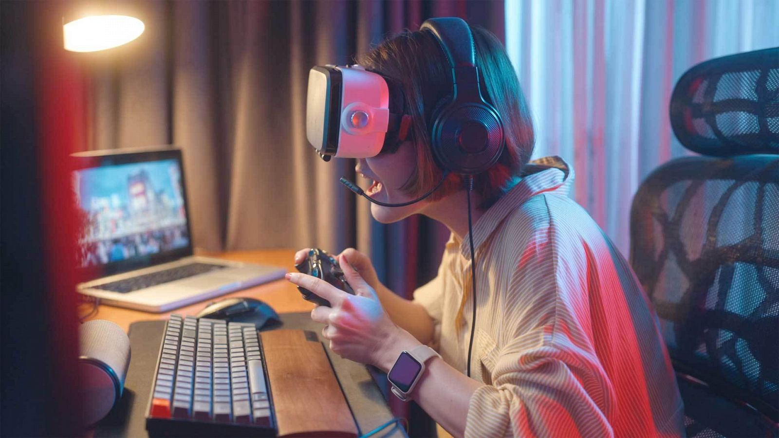 Una joven jugando juegos de realidad virtual en casa.