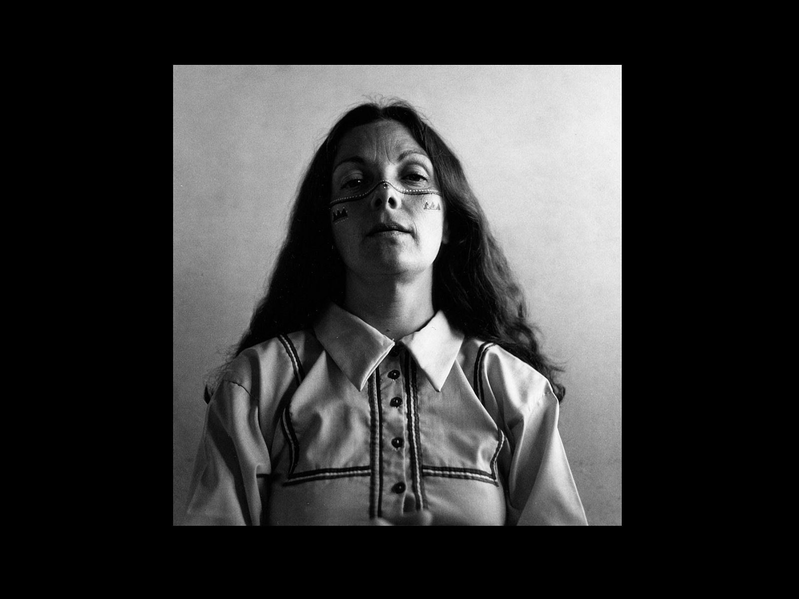 Graciela Iturbide - Autorretrato con los Seris (desierto de Sonora, México. 1979)
