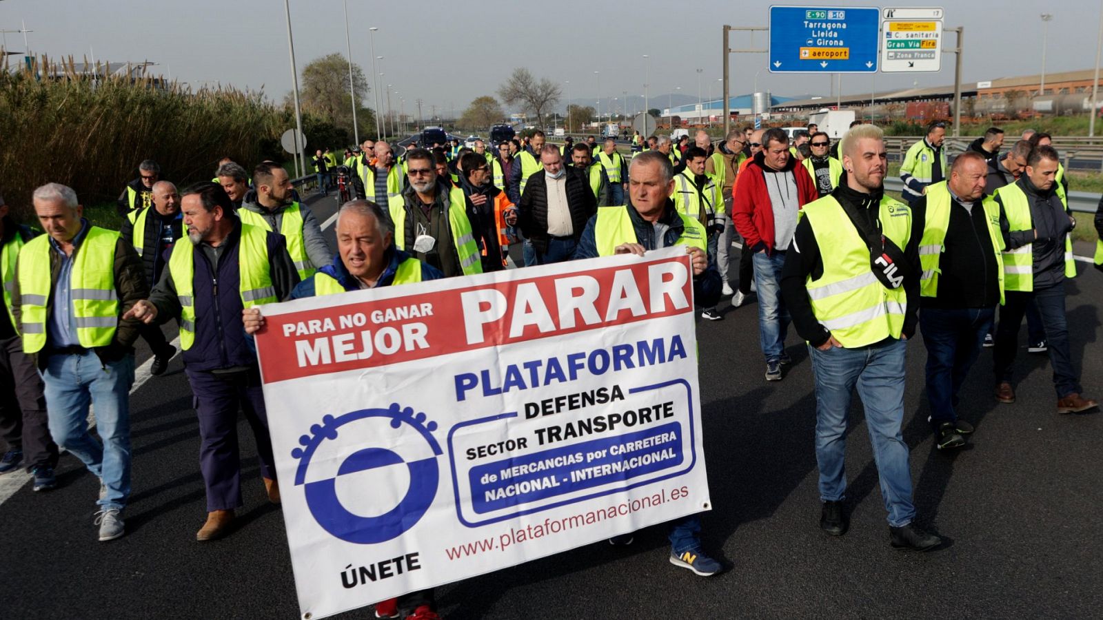 Un grupo de transportistas autónomos se manifiesta por la Ronda Litoral de Barcelona