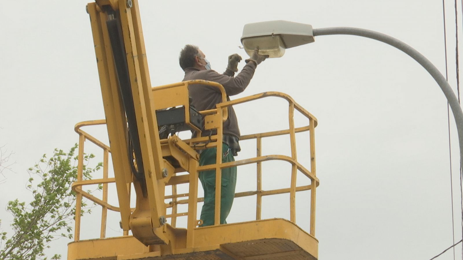 Los técnicos retiran las bombillas del alumbrado público