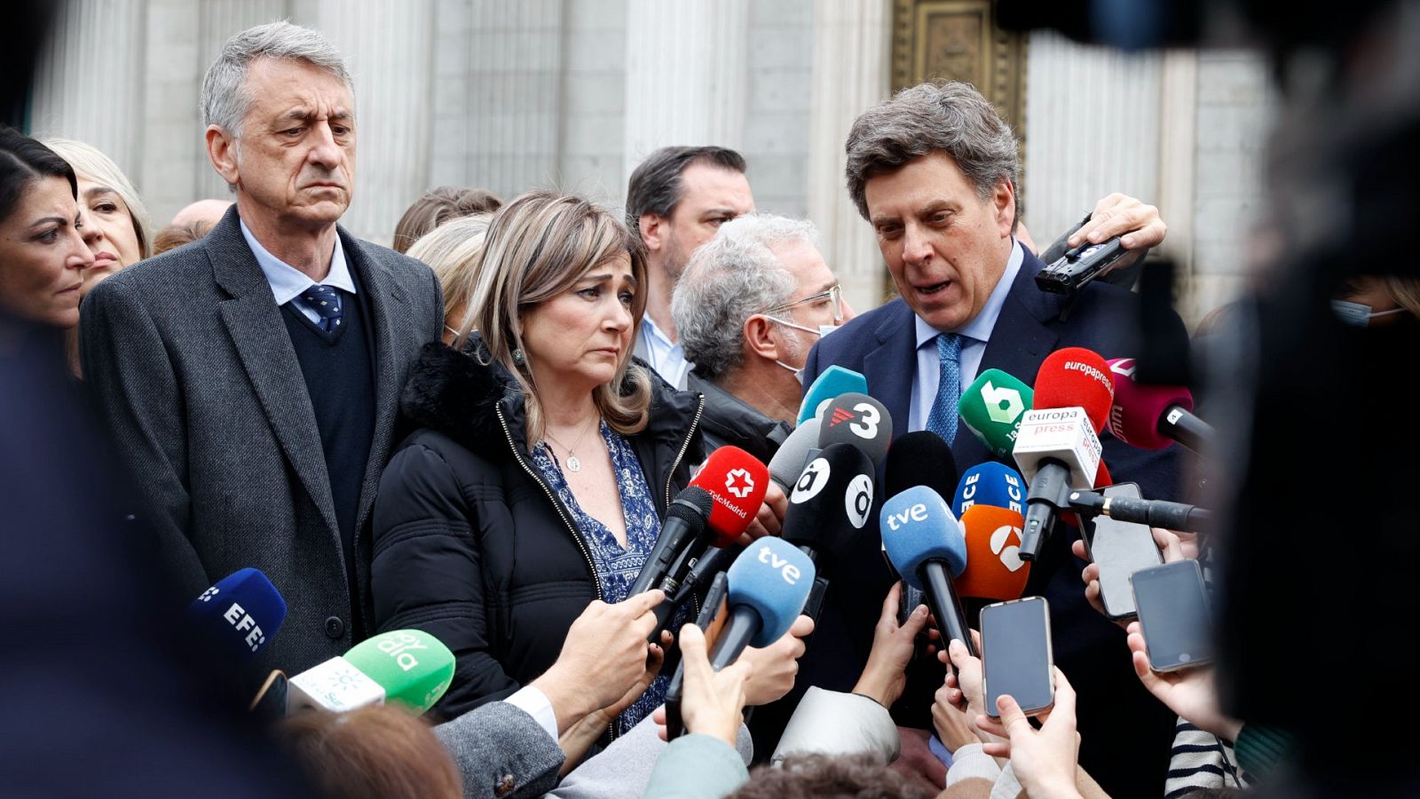 La madre de Marta Calvo, Marisol Buron, y el padre de Diana Quer, Juan Carlos Quer, atienden a la prensa en la puerta del Congreso