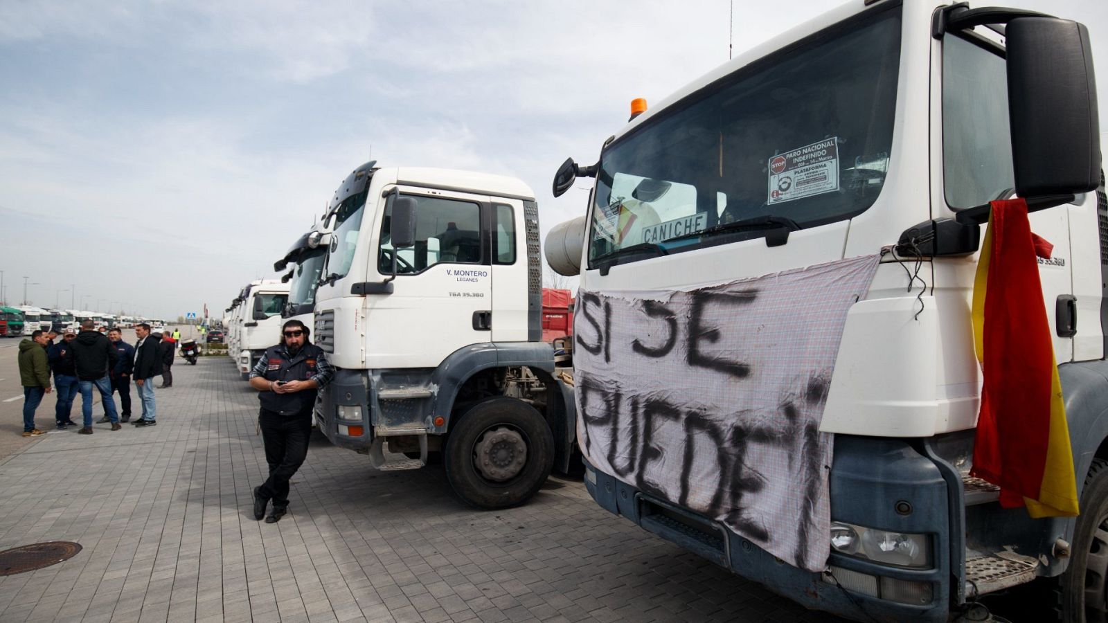 Camioneros para la Defensa del Sector del Transporte de Mercancías por Carretera mantienen sus vehículos parados en el Wanda Metropolitano en Madrid 