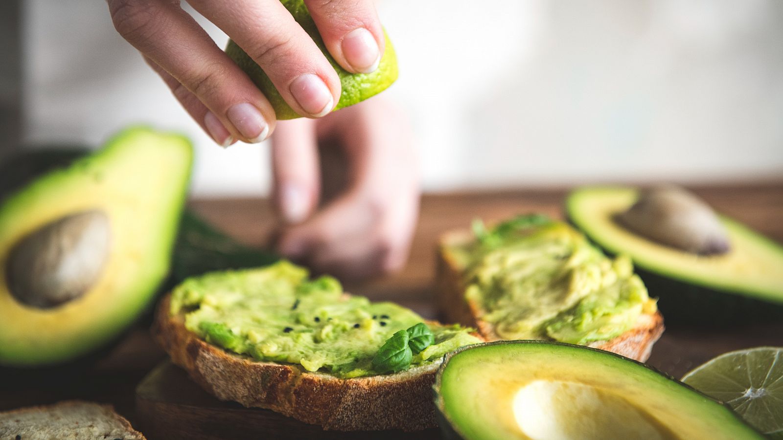 Los aguacates contienen fibra, potasio, magnesio y ácidos grasos saludables, entre otros nutrientes.