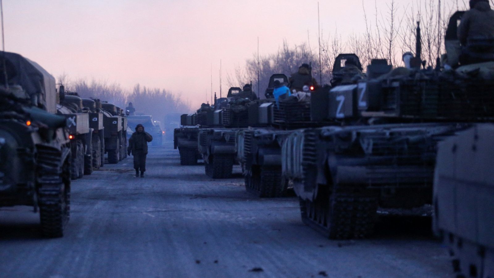 Un convoy blindado de tropas prorrusas durante la guerra en Ucrania en una carretera que conduce a la ciudad portuaria asediada de Mariupol, en el sur del país. 