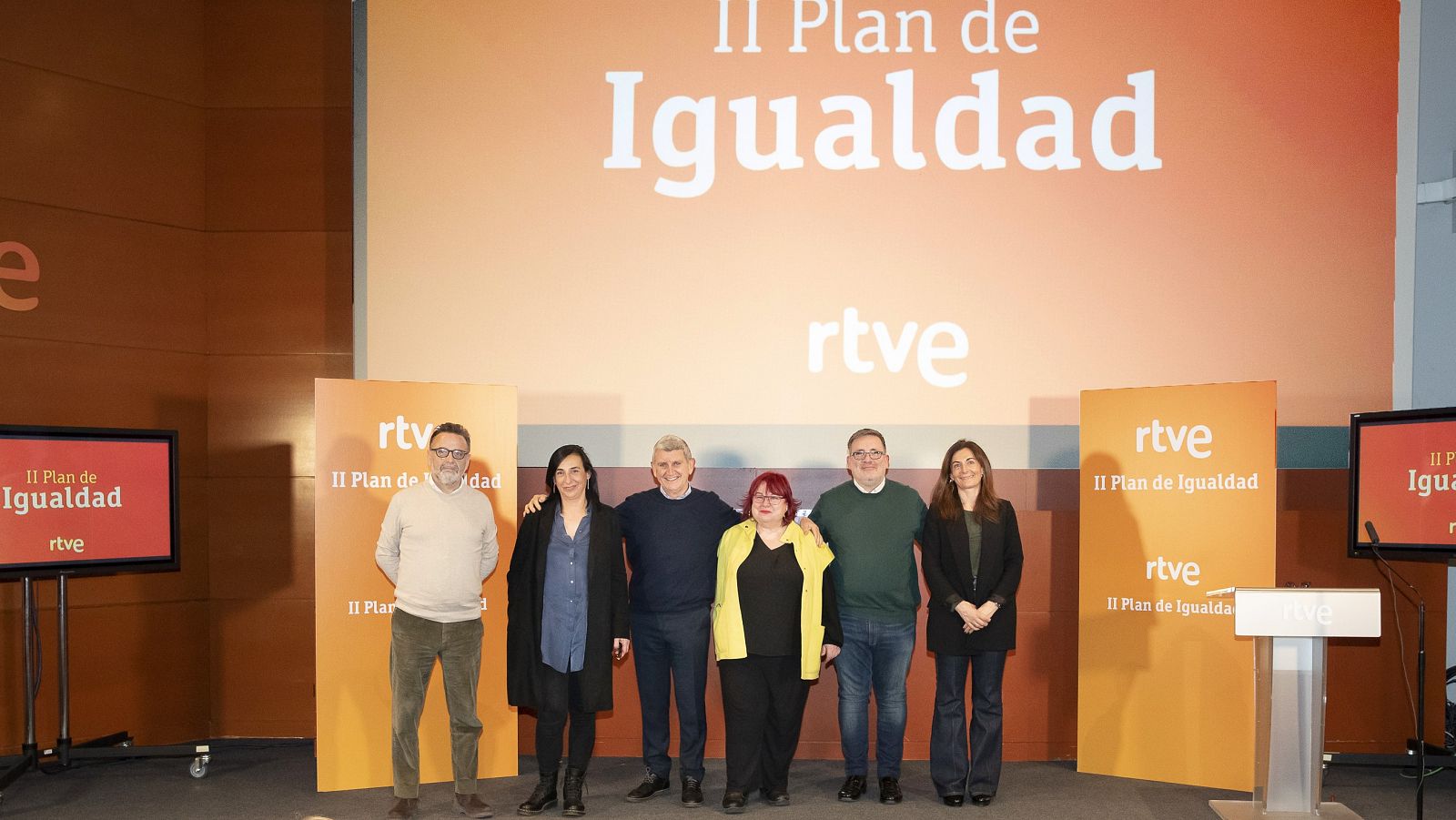 Representantes de los sindicatos junto a José Manuel Pérez Tornero y Marta Torralvo