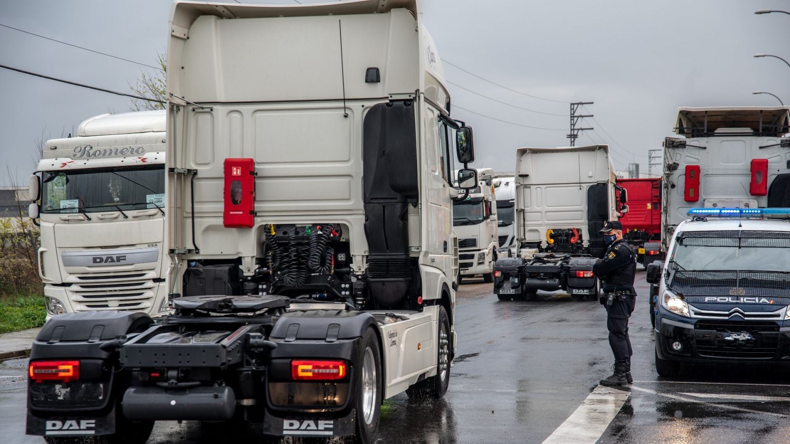 Un centenar de transportistas de las cinco provincias de Castilla-La Mancha han protagonizado una marcha lenta en Toledo