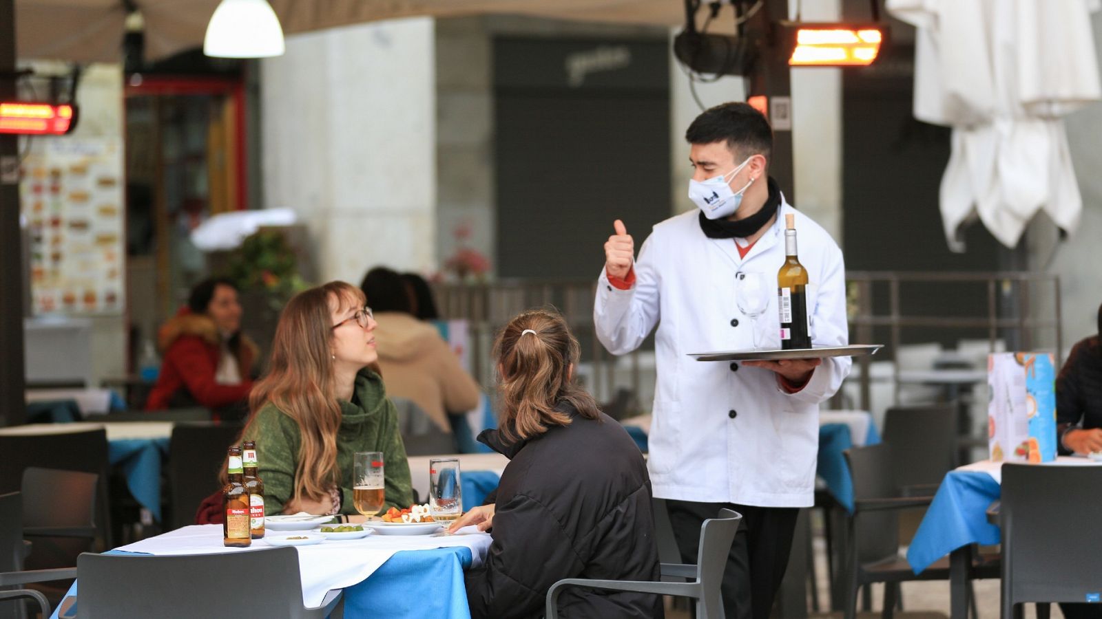 Un camarero atiende a dos clientas