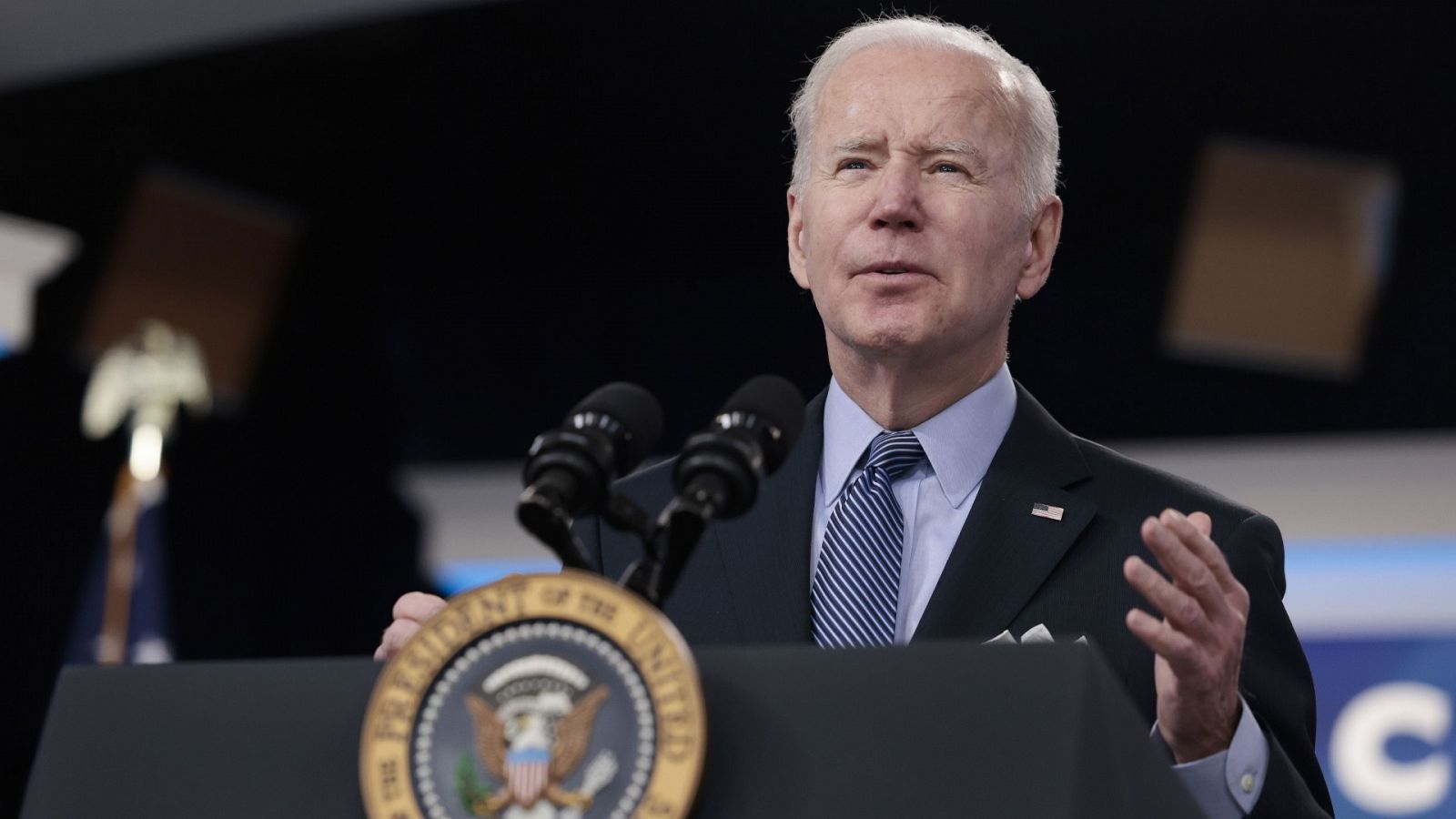 Biden ordena liberar un millón de barriles de petróleo de sus reservas para combatir el alza de la gasolina