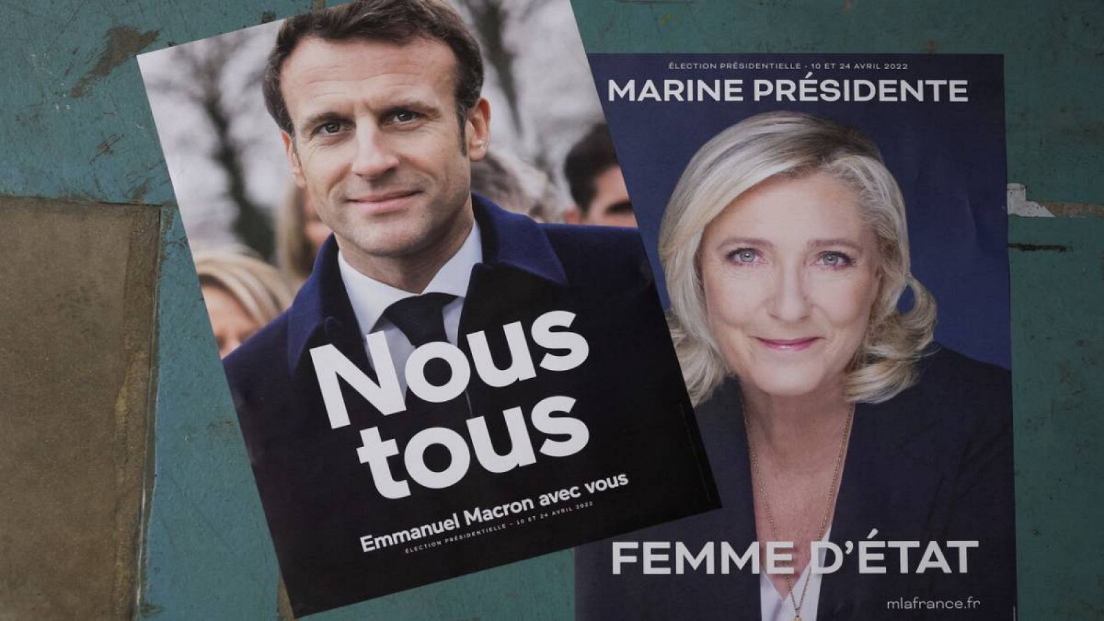 Los carteles oficiales de la campaña del presidente francés y candidata del partido centrista LREM para la reelección, Emmanuel Macron, y Marine Le Pen.