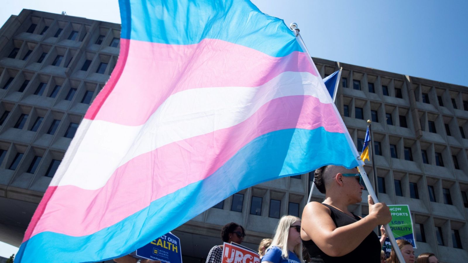 Imagen de archivo del 9 de agosto de 2019 de una manifestación de defensores de los derechos de las personas transgénero en Washington, Estados Unidos.