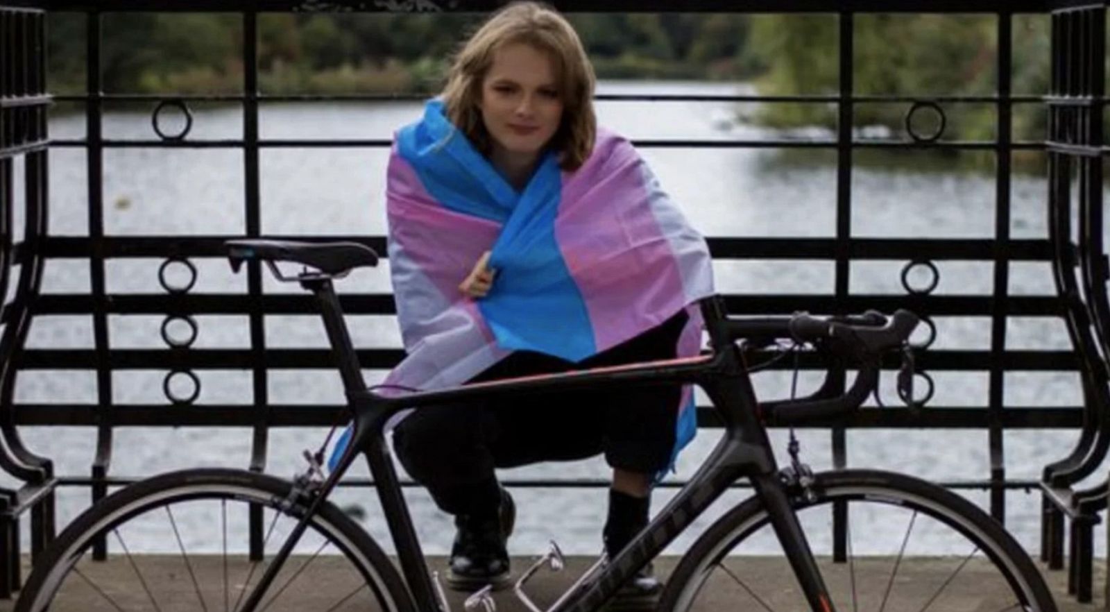 Emily Bridges posa con una bandera del Orgullo Trans en una foto de su instragram