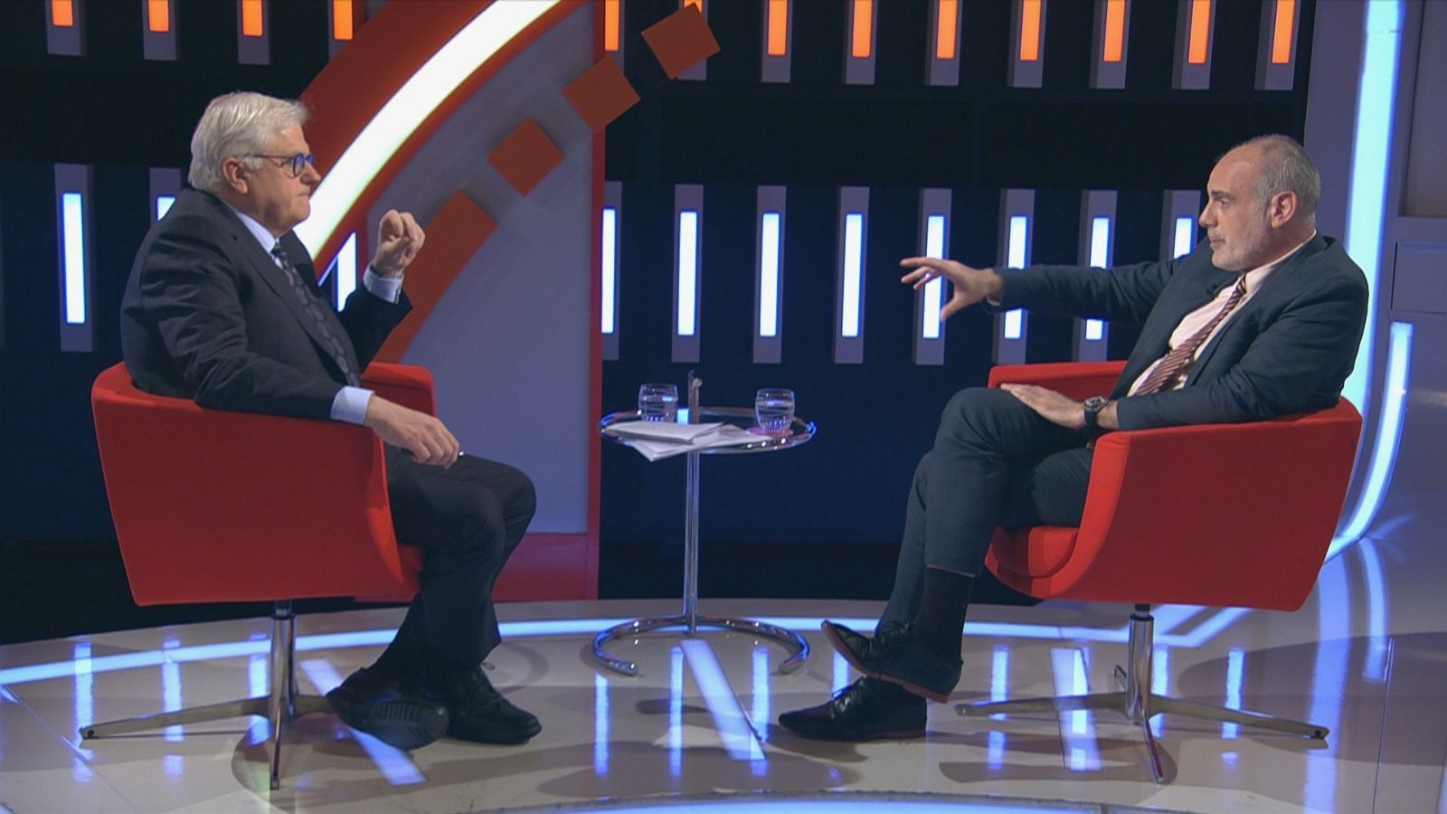 Joan Ridao i Lluís Falgàs asseguts a unes butaques vermelles al plató de l''Aquí Parlem'