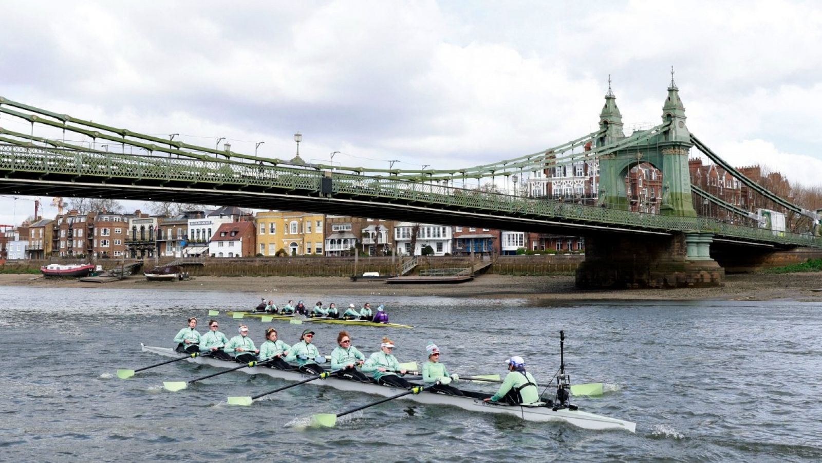 Las embarcaciones de Oxford y Cambirdge entrenan en el río Támesis.