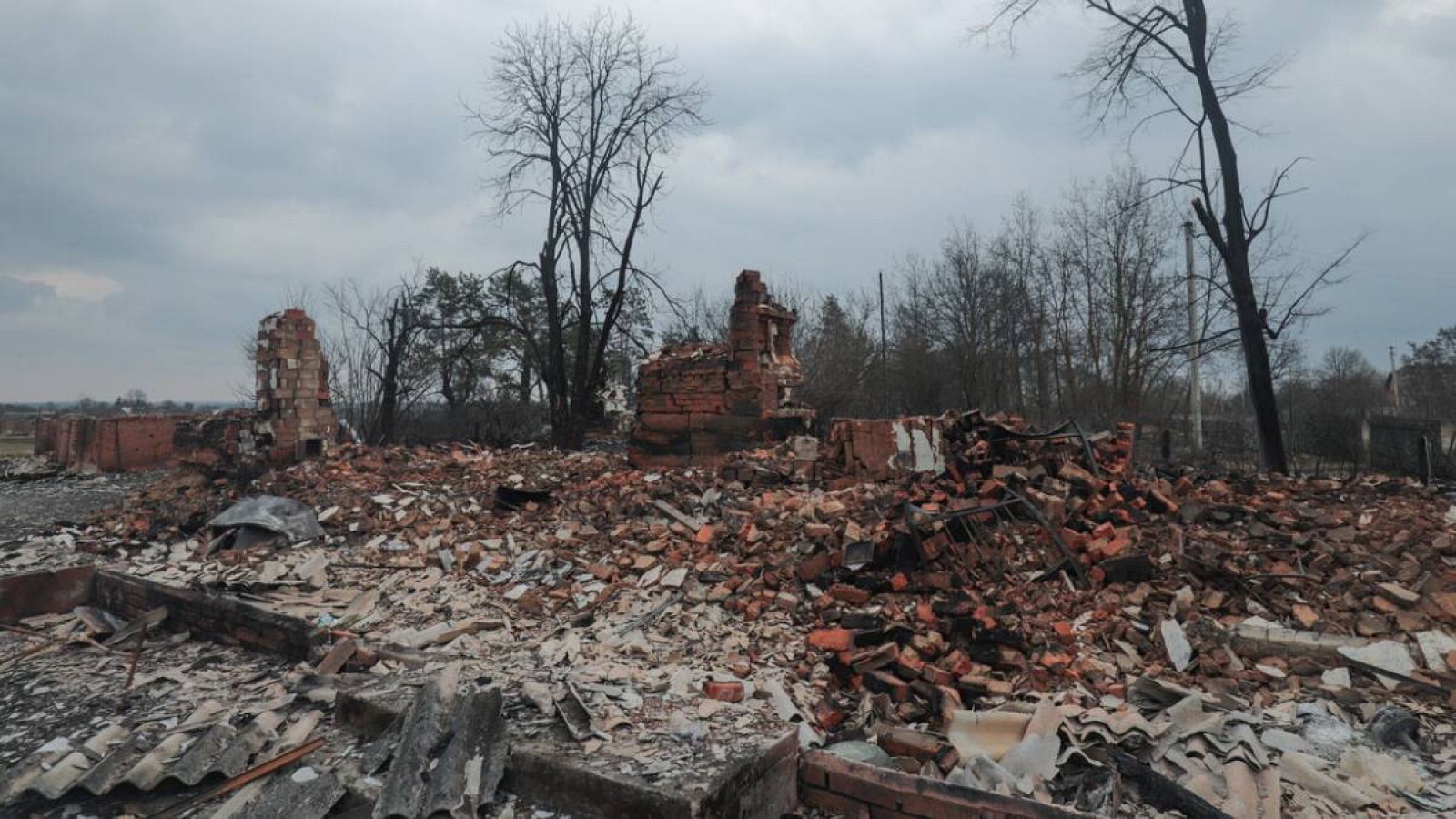 Vista general de la aldea de Kuhari bombardeada no lejos de Kiev (Kiev), Ucrania.