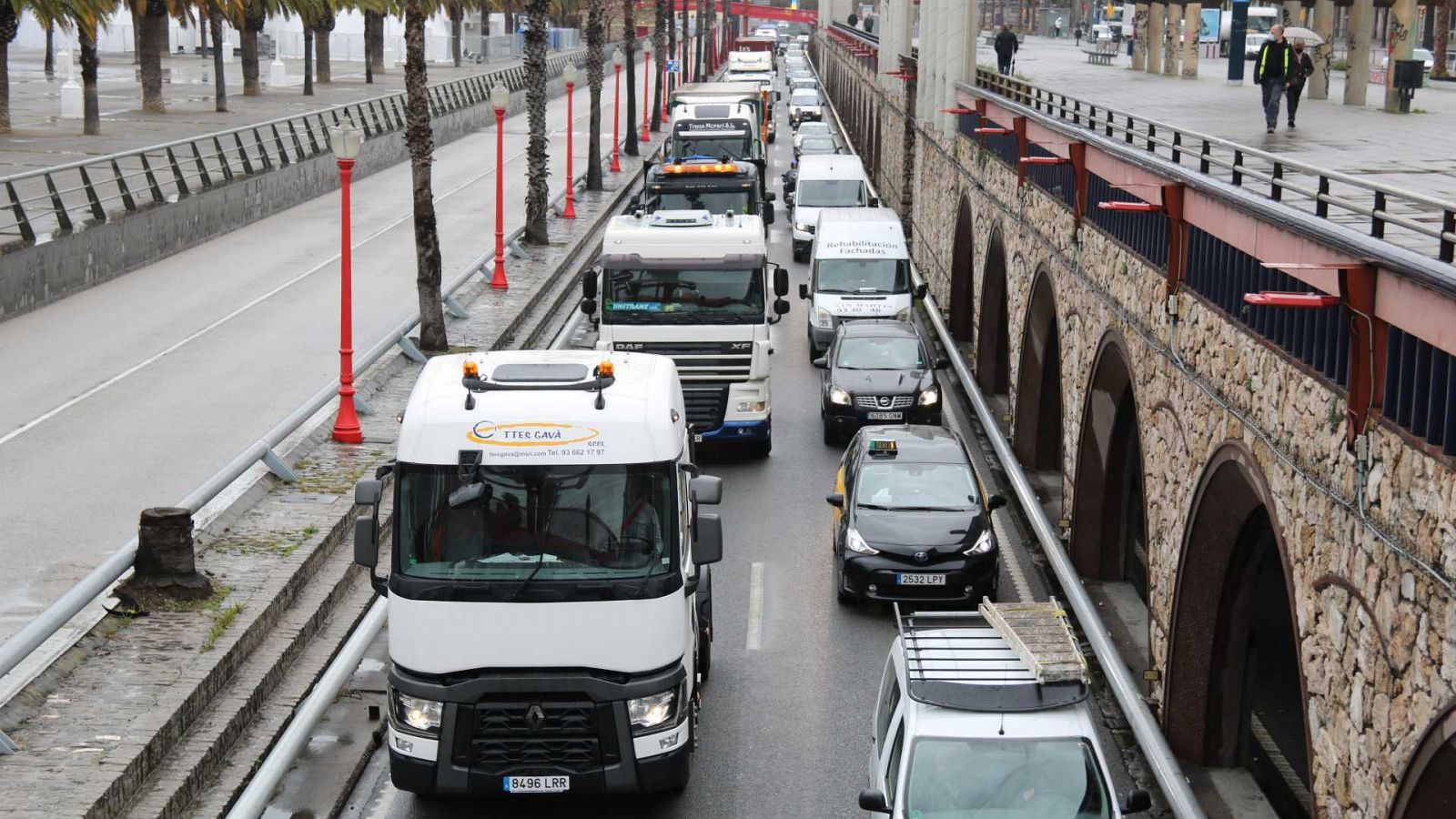 Marxa lenta de camions a la Ronda Litoral de Barcelona | ACN