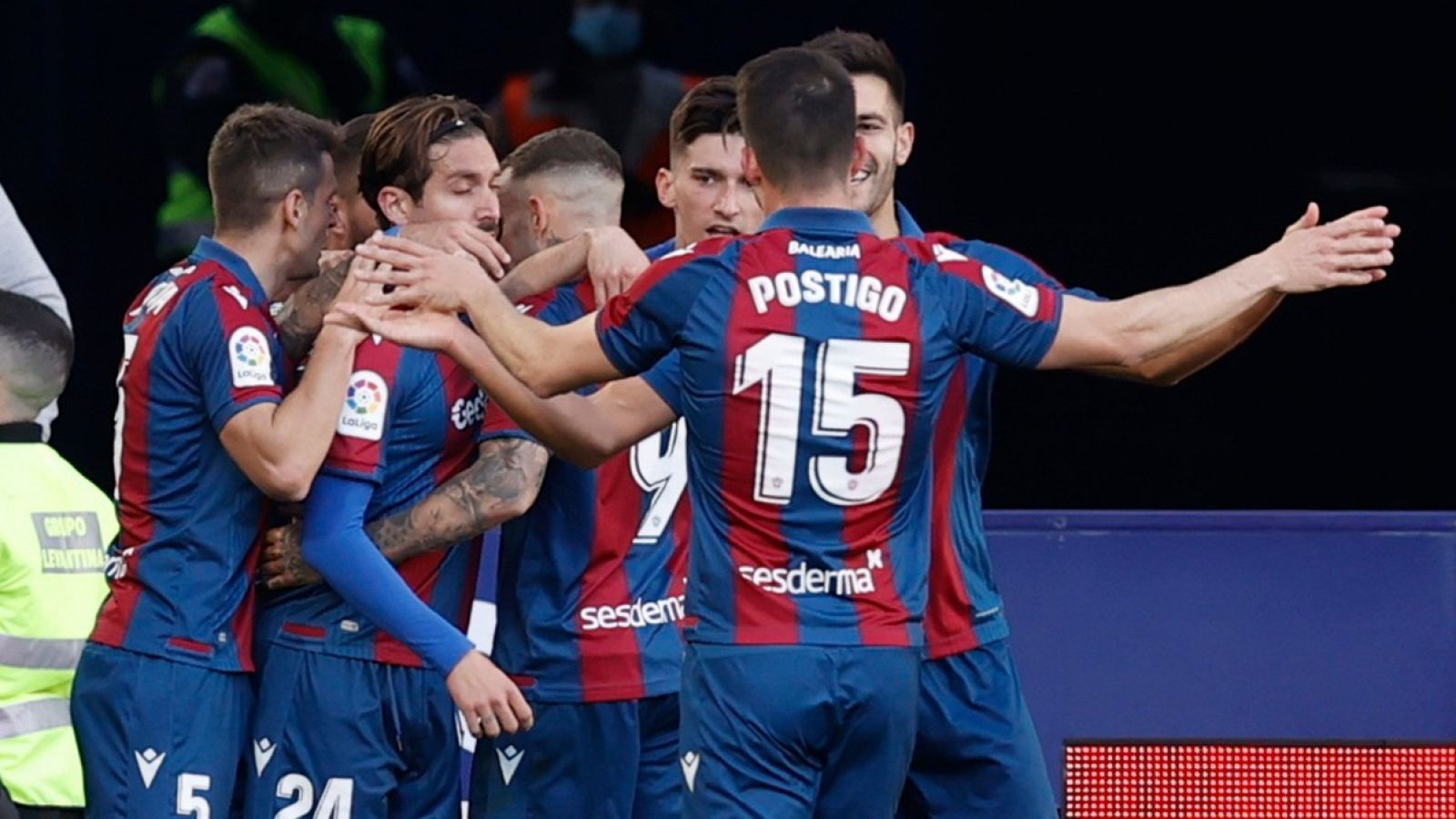 Los jugadores del Levante celebran el tanto de Morales.
