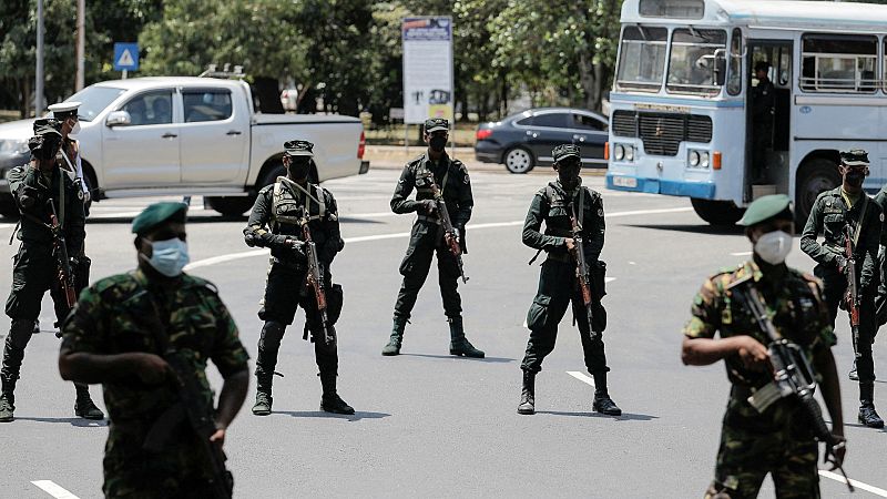 Soldados hacen guardia en la Plaza de la Independencia en Colombo
